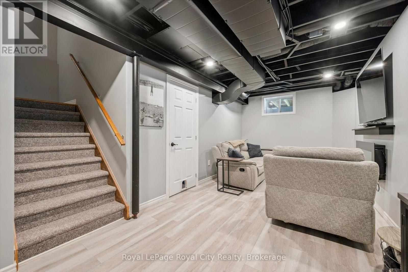 












113 COURTNEY STREET

,
Centre Wellington (Fergus),




Ontario
N1M0E3

