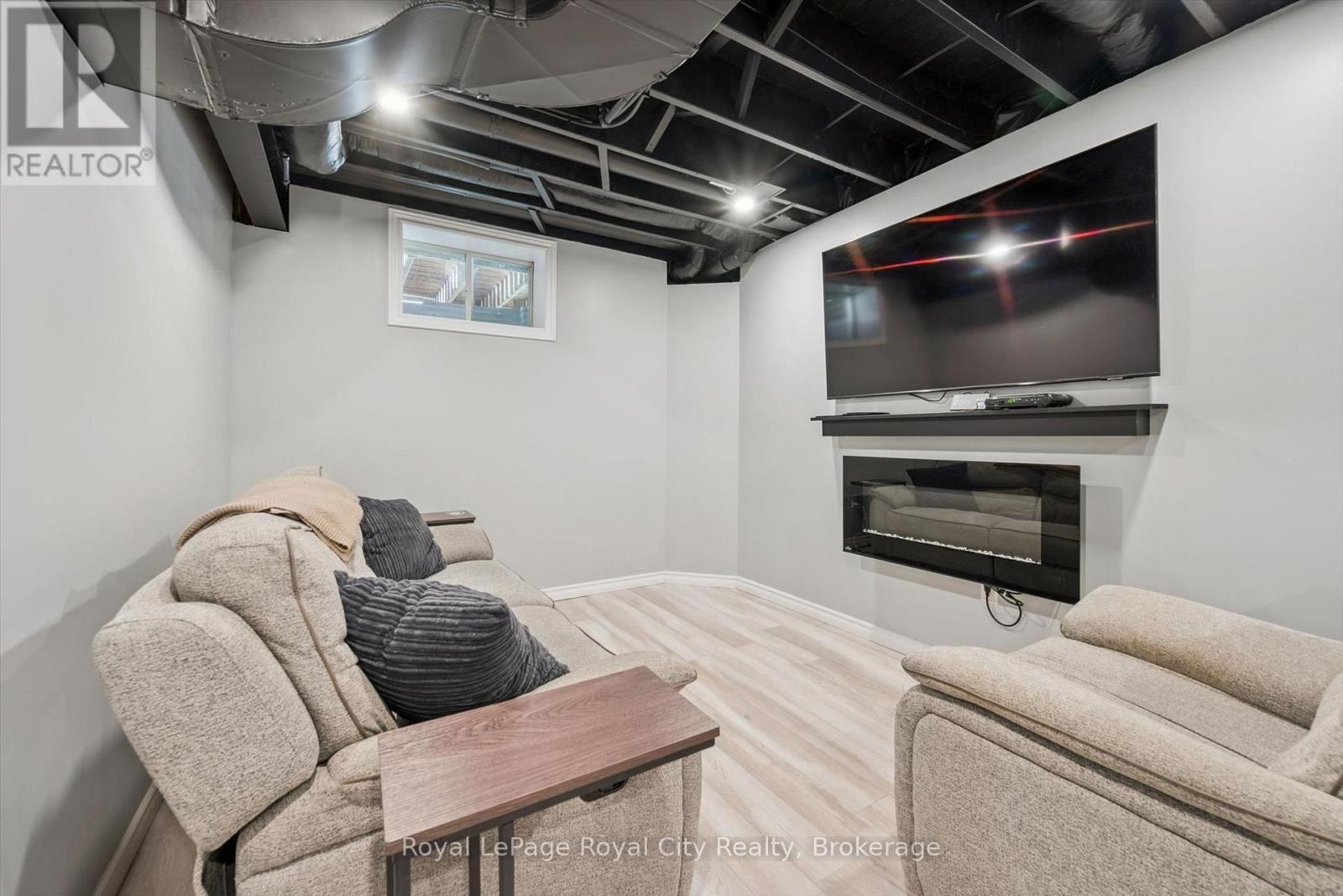 












113 COURTNEY STREET

,
Centre Wellington (Fergus),




Ontario
N1M0E3

