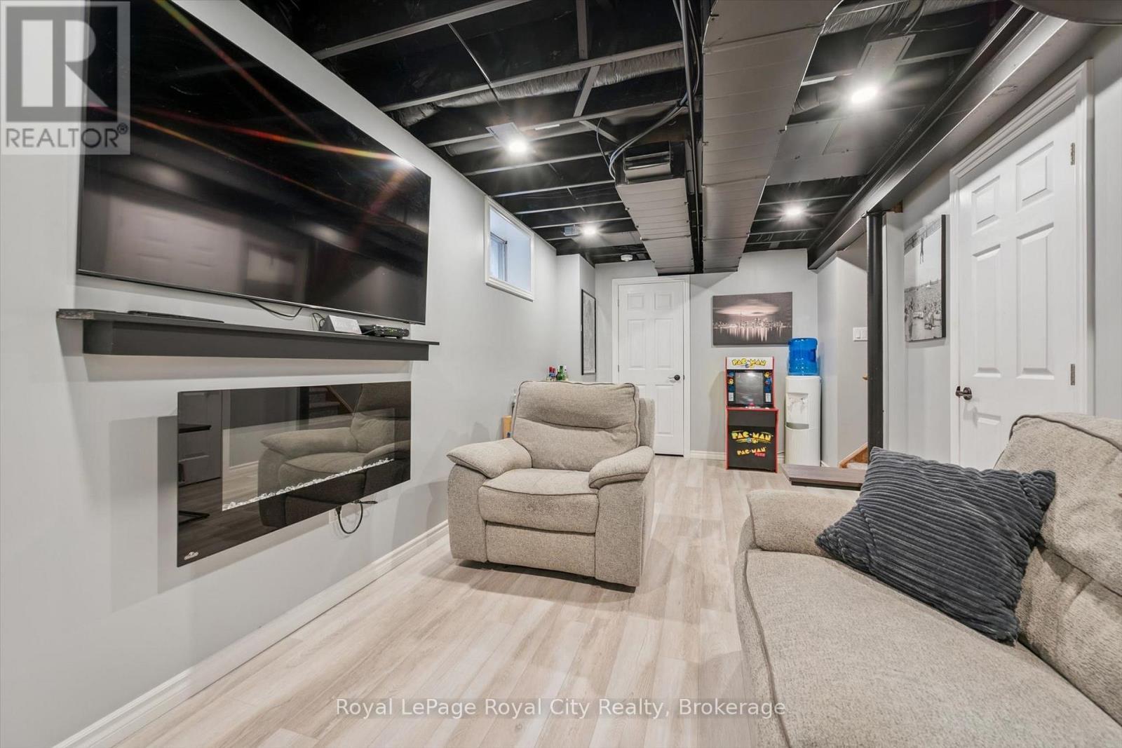 












113 COURTNEY STREET

,
Centre Wellington (Fergus),




Ontario
N1M0E3

