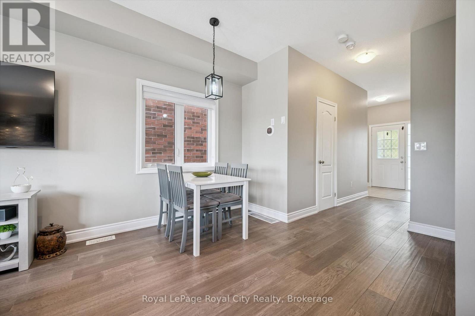 












113 COURTNEY STREET

,
Centre Wellington (Fergus),




Ontario
N1M0E3

