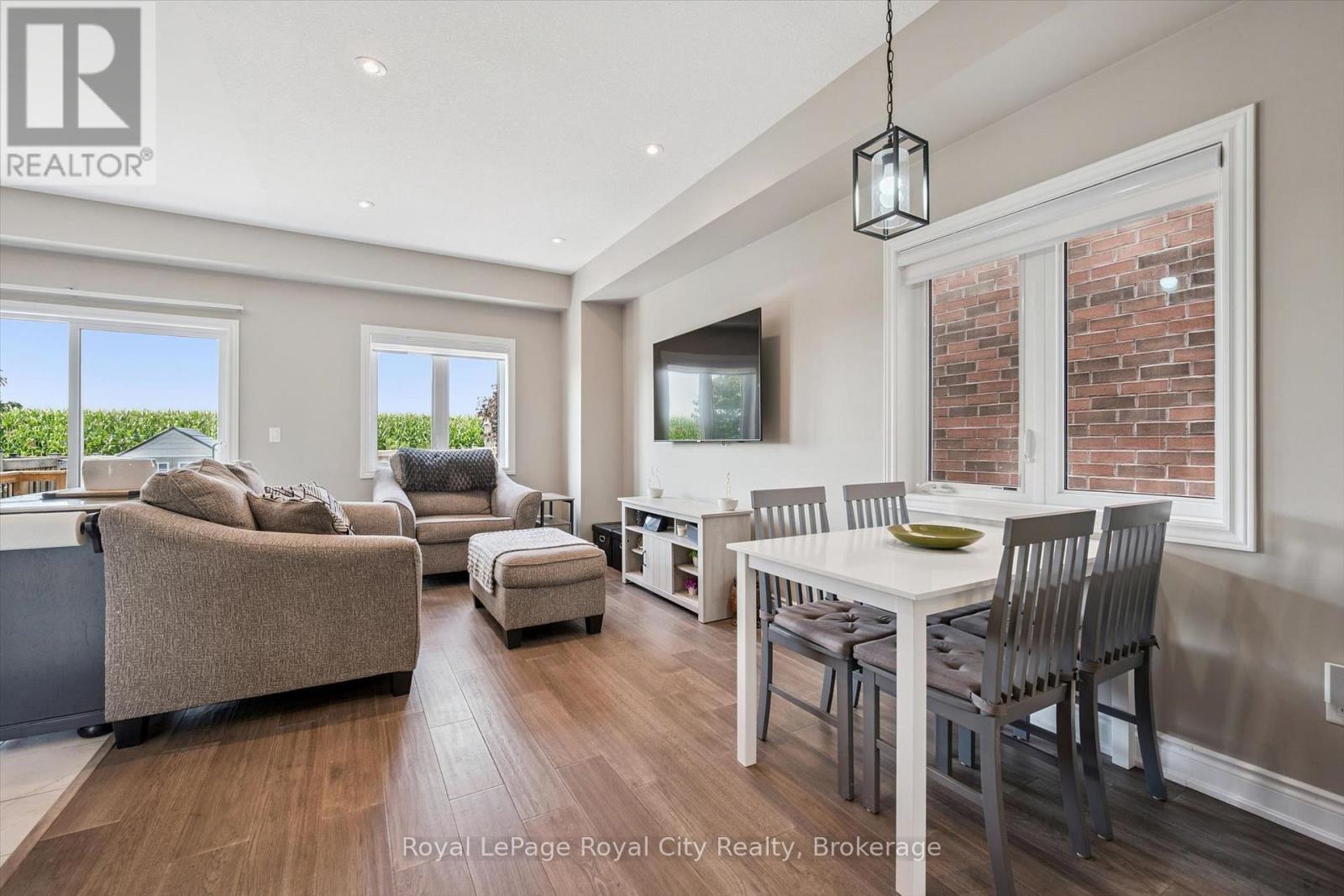 












113 COURTNEY STREET

,
Centre Wellington (Fergus),




Ontario
N1M0E3

