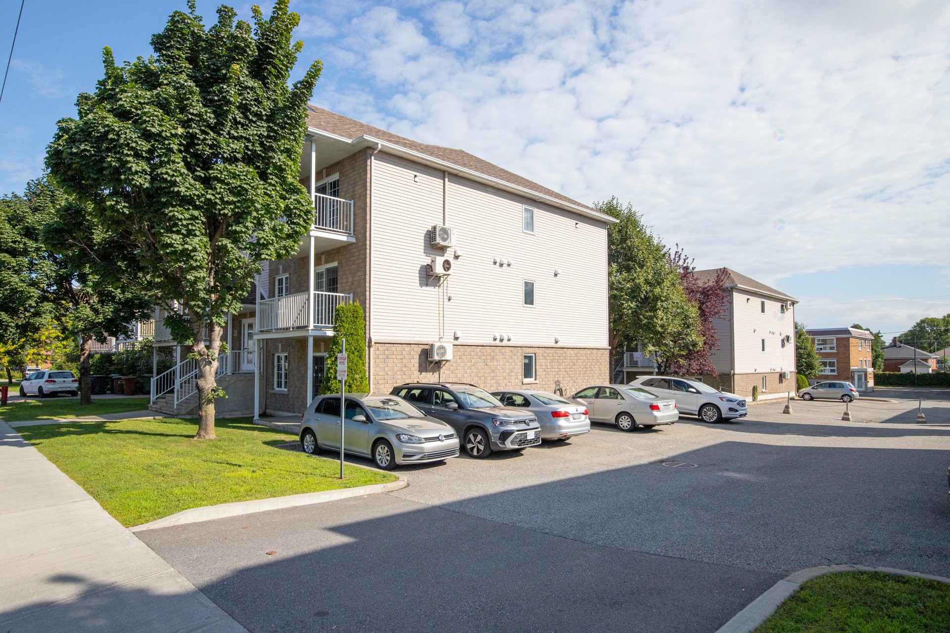 









15900


Av. St-Louis

, 101,
Saint-Hyacinthe,




QC
J2T3E6

