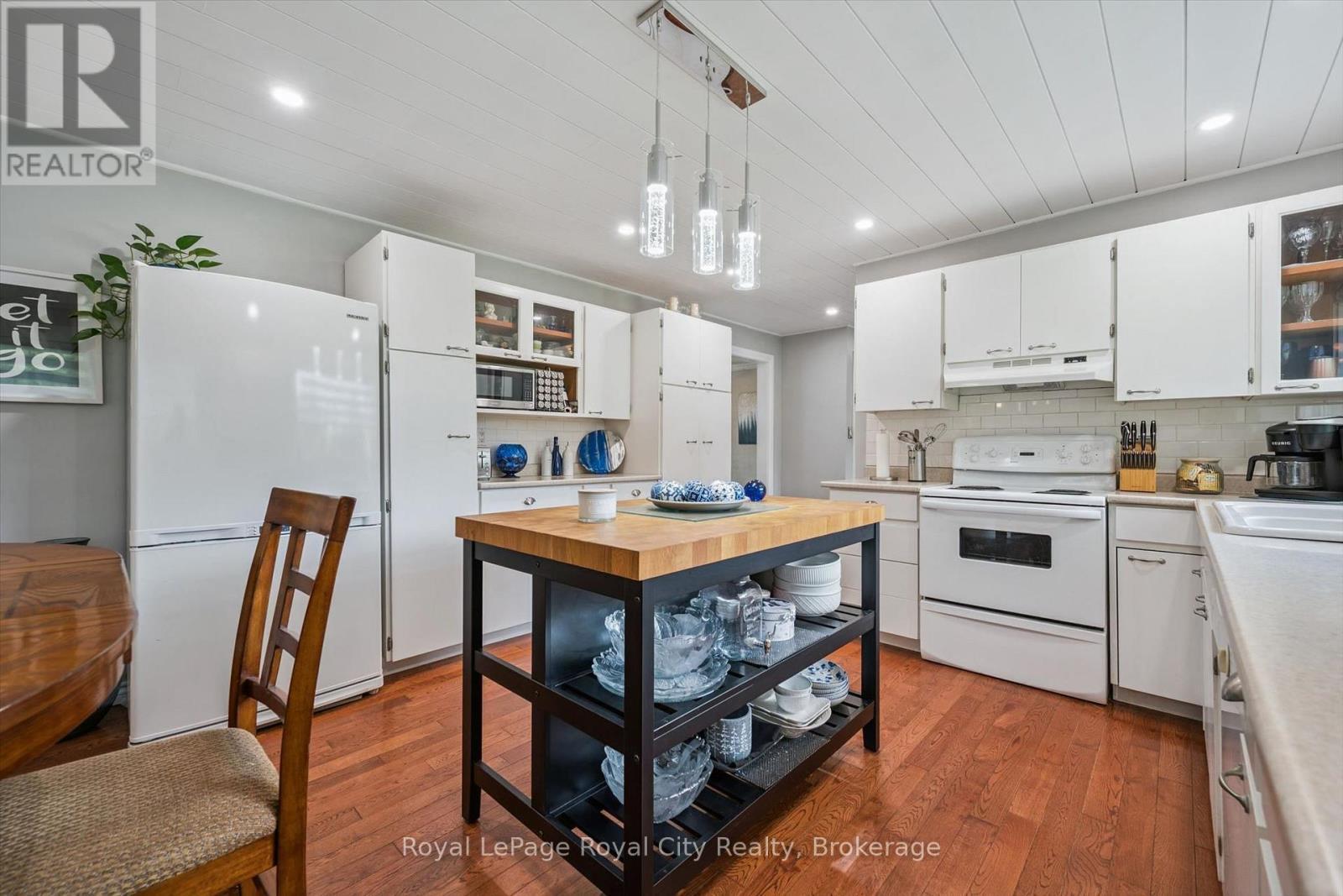 












6167 GUELPH STREET

,
Centre Wellington,




Ontario
N0B1S0

