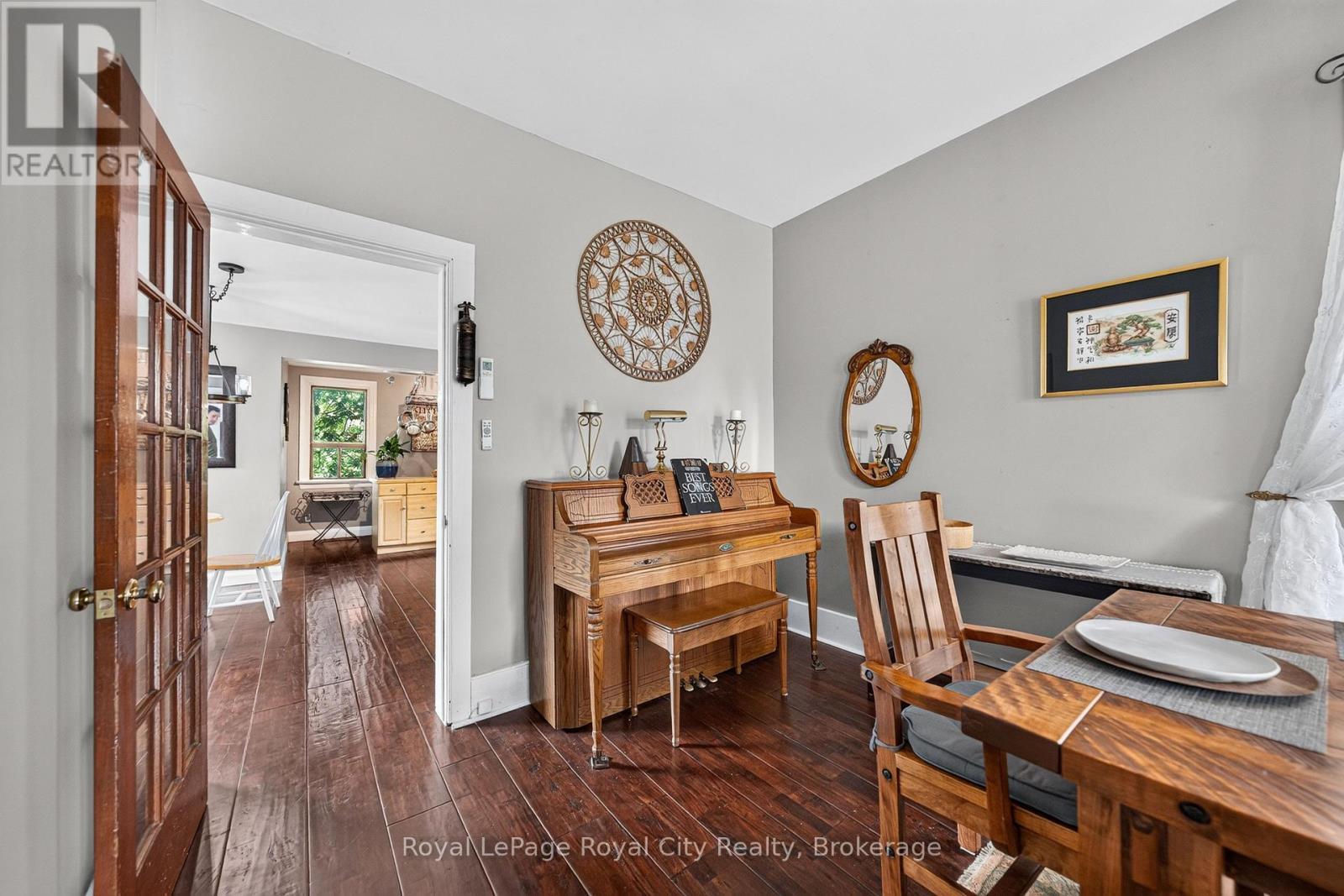 












73 QUEEN STREET

,
Puslinch (Morriston),




Ontario
N0B2C0

