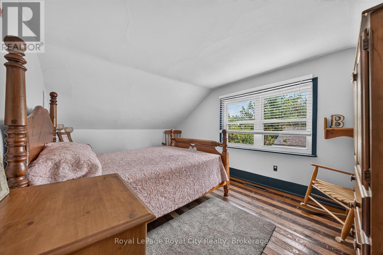












73 QUEEN STREET

,
Puslinch (Morriston),




Ontario
N0B2C0

