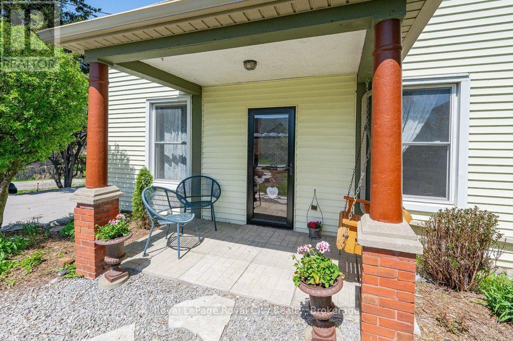 












73 QUEEN STREET

,
Puslinch (Morriston),




Ontario
N0B2C0

