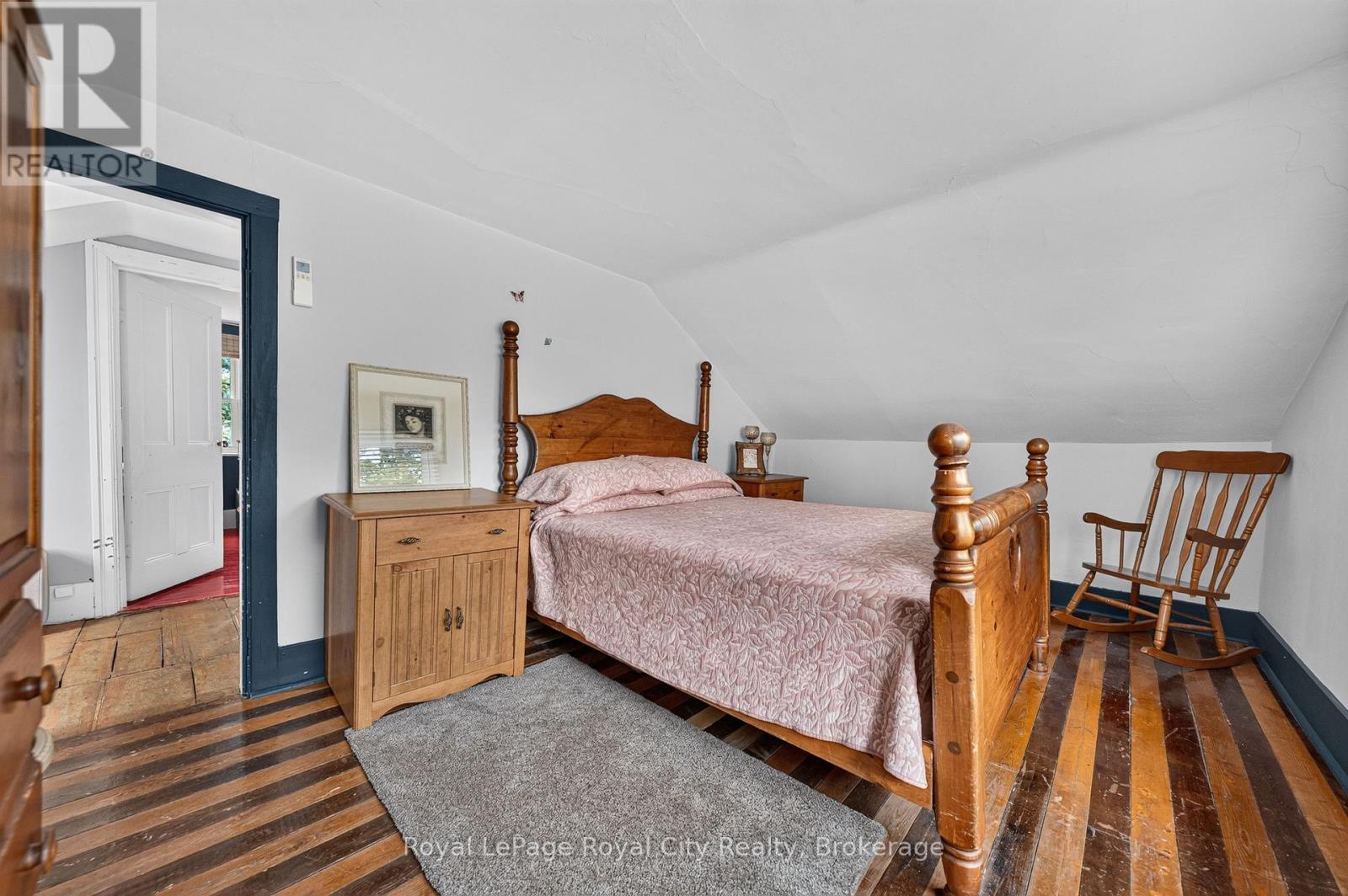 












73 QUEEN STREET

,
Puslinch (Morriston),




Ontario
N0B2C0


