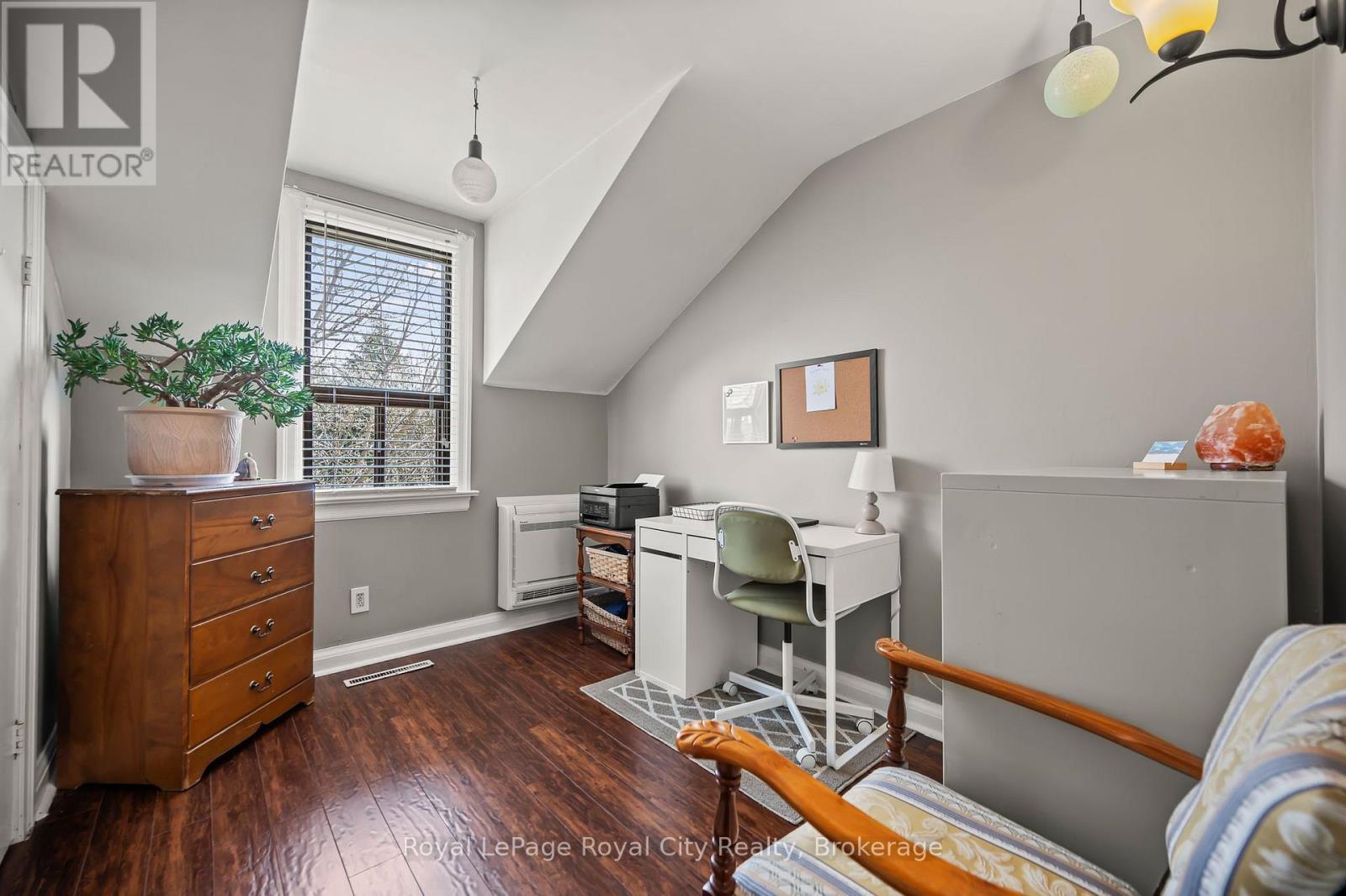 












73 QUEEN STREET

,
Puslinch (Morriston),




Ontario
N0B2C0

