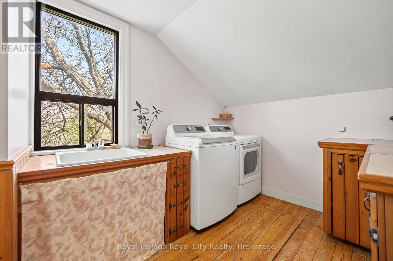 












73 QUEEN STREET

,
Puslinch (Morriston),




Ontario
N0B2C0

