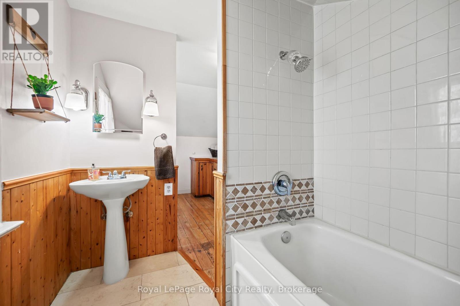 












73 QUEEN STREET

,
Puslinch (Morriston),




Ontario
N0B2C0

