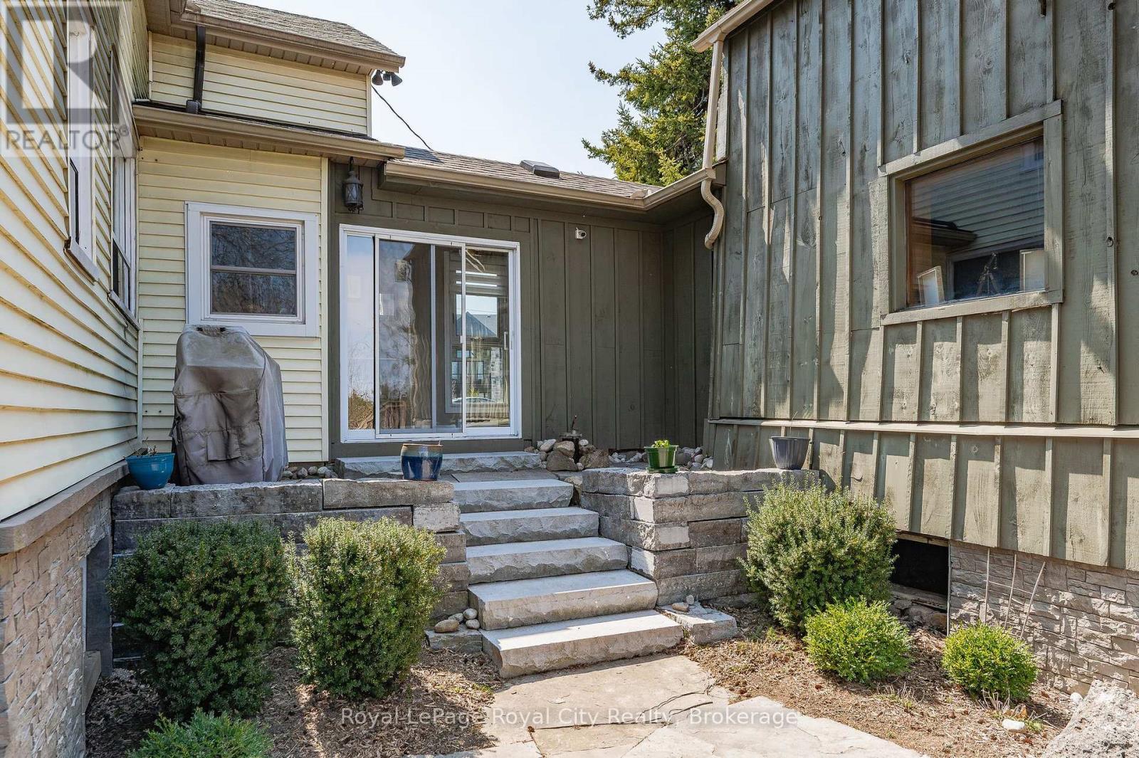












73 QUEEN STREET

,
Puslinch (Morriston),




Ontario
N0B2C0


