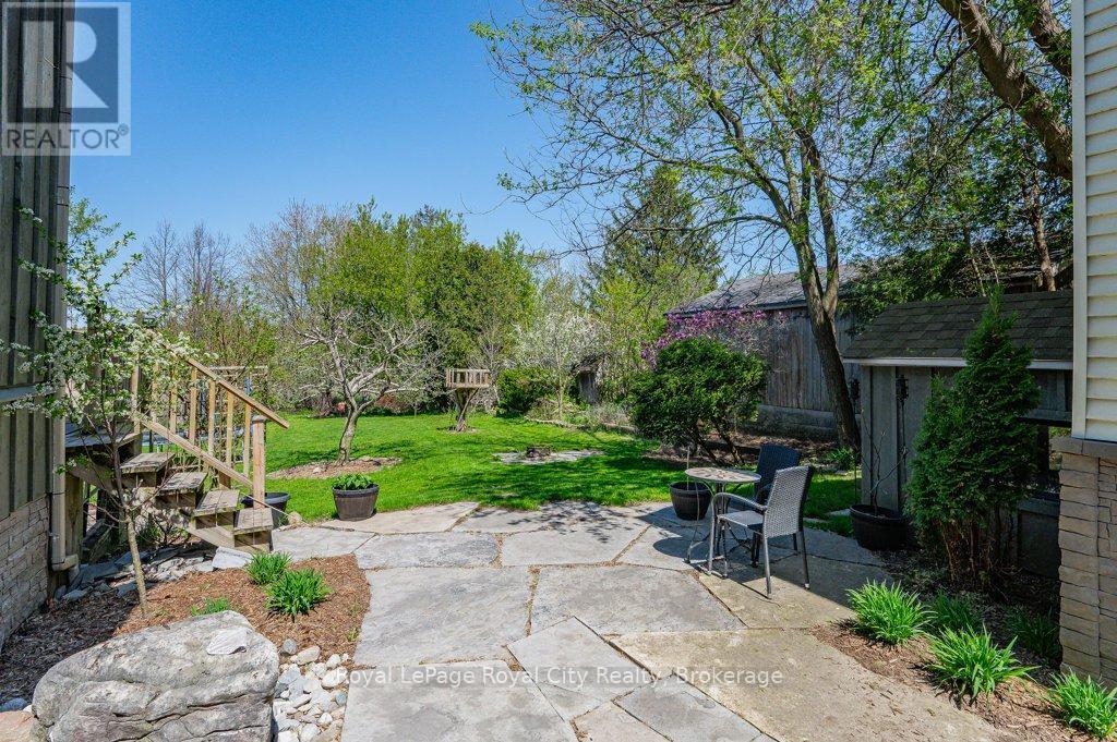 












73 QUEEN STREET

,
Puslinch (Morriston),




Ontario
N0B2C0

