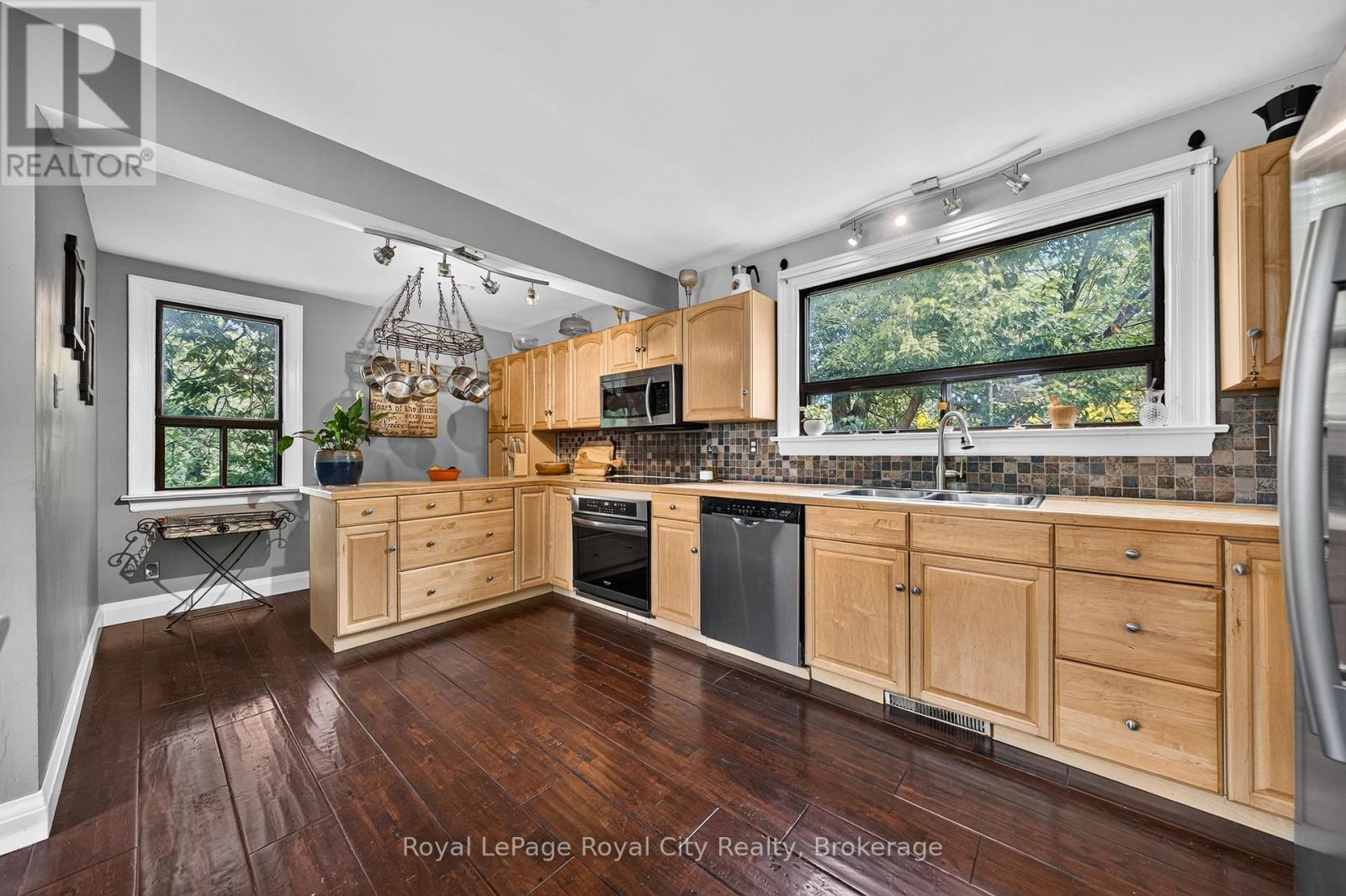 












73 QUEEN STREET

,
Puslinch (Morriston),




Ontario
N0B2C0


