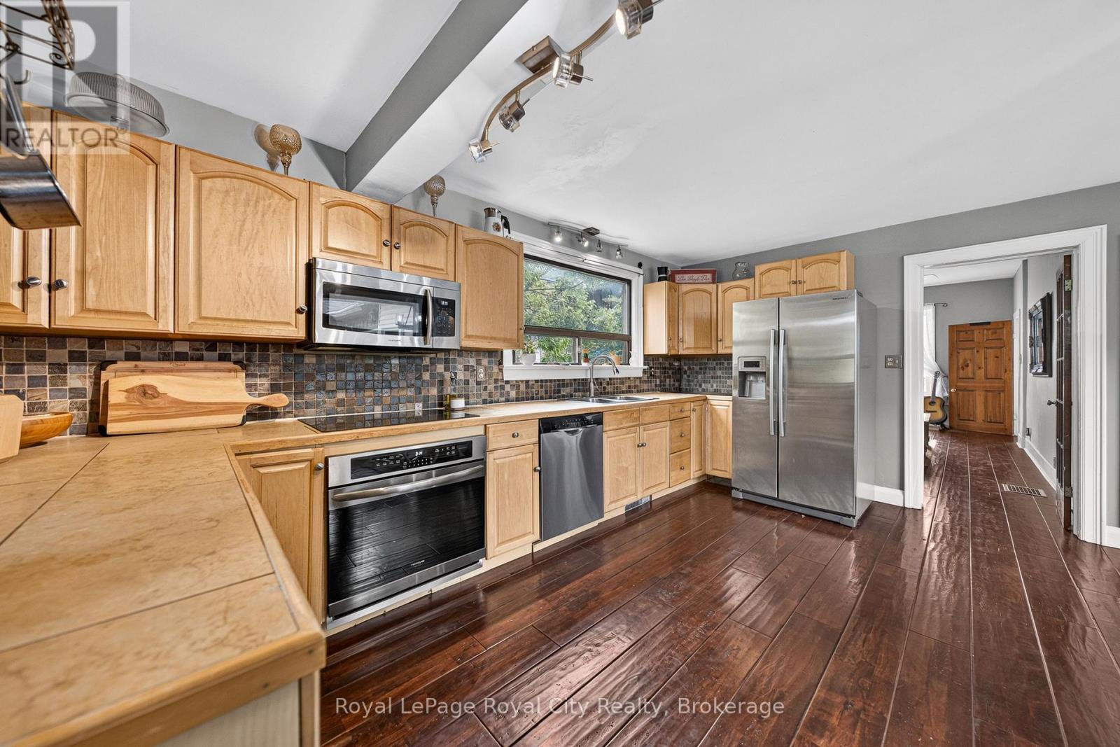 












73 QUEEN STREET

,
Puslinch (Morriston),




Ontario
N0B2C0

