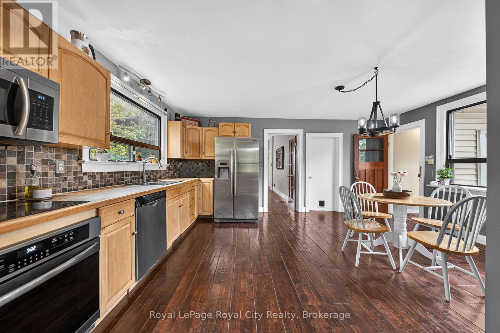 












73 QUEEN STREET

,
Puslinch (Morriston),




Ontario
N0B2C0

