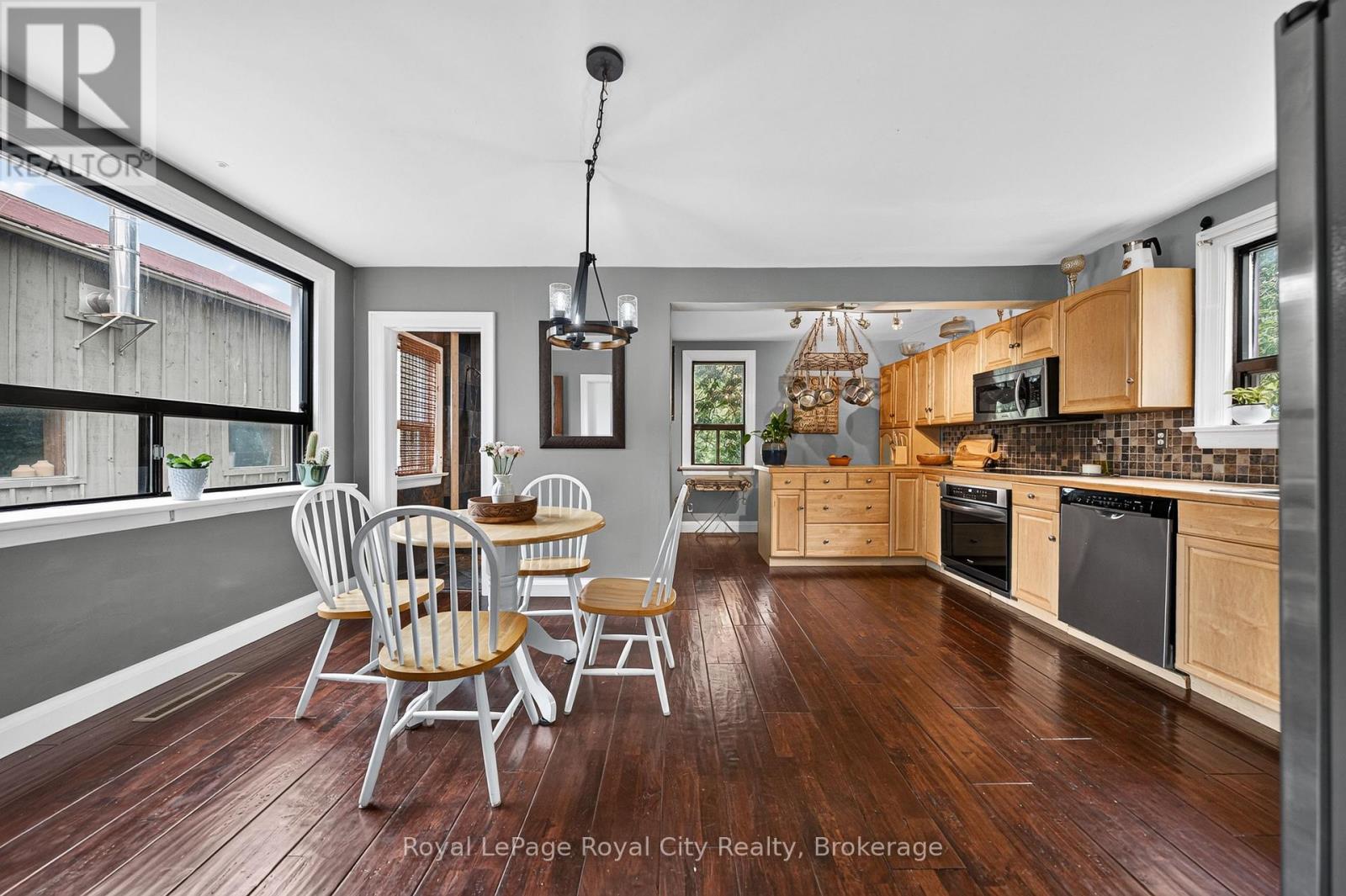 












73 QUEEN STREET

,
Puslinch (Morriston),




Ontario
N0B2C0

