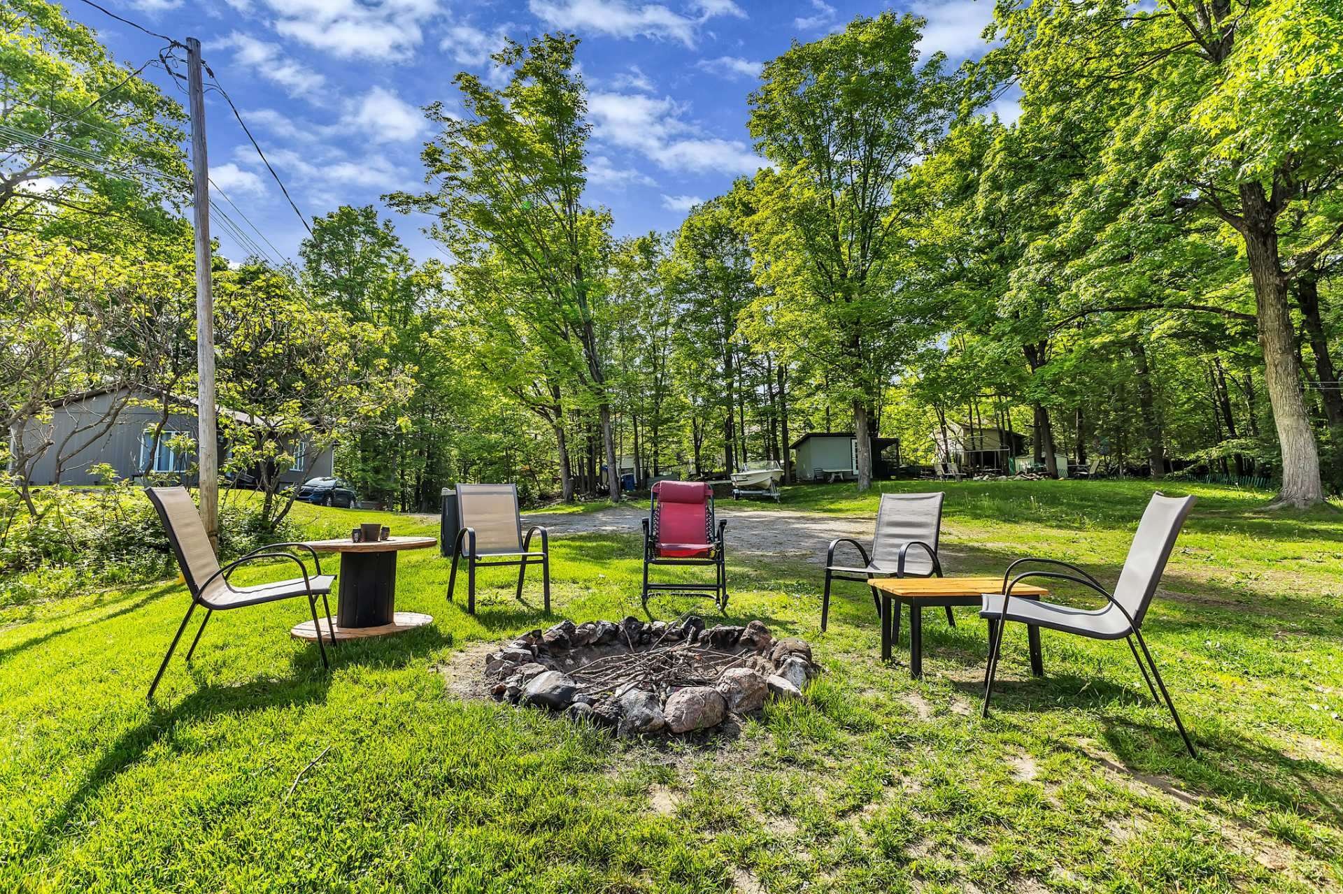 









23


Ch. de la Blanche

,
Val-des-Monts,




QC
J8N5A1

