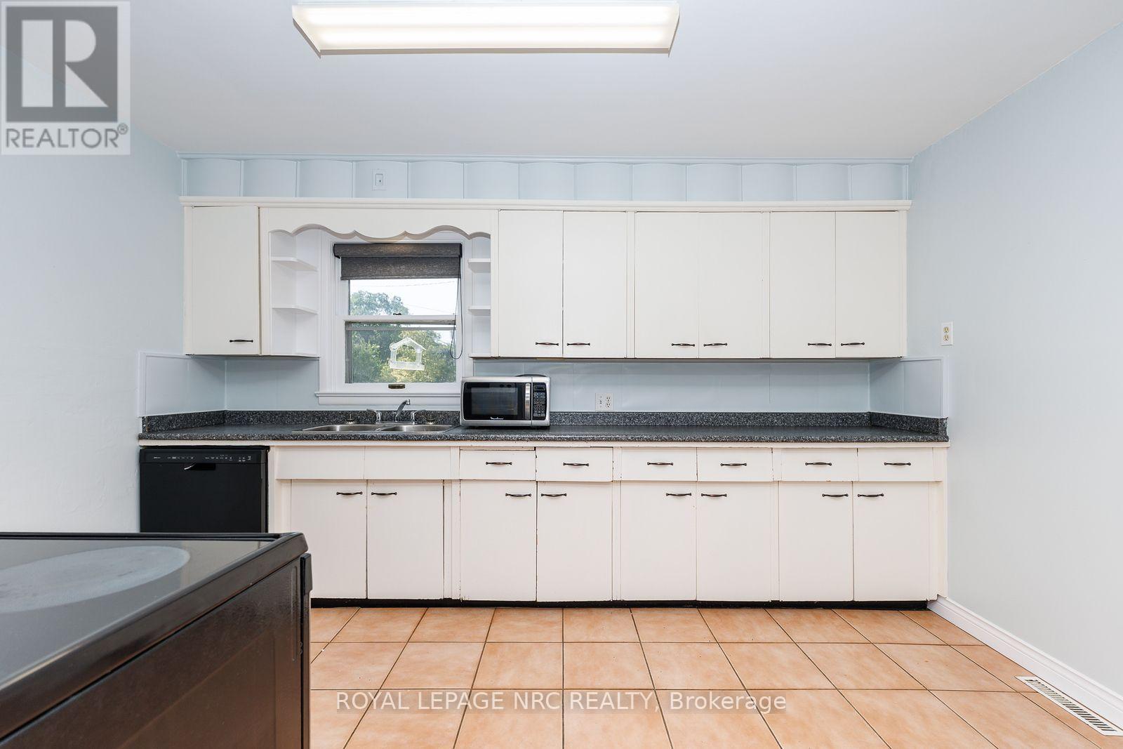 












242 HENRIETTA STREET

,
Fort Erie (Central),




Ontario
L2A2K7

