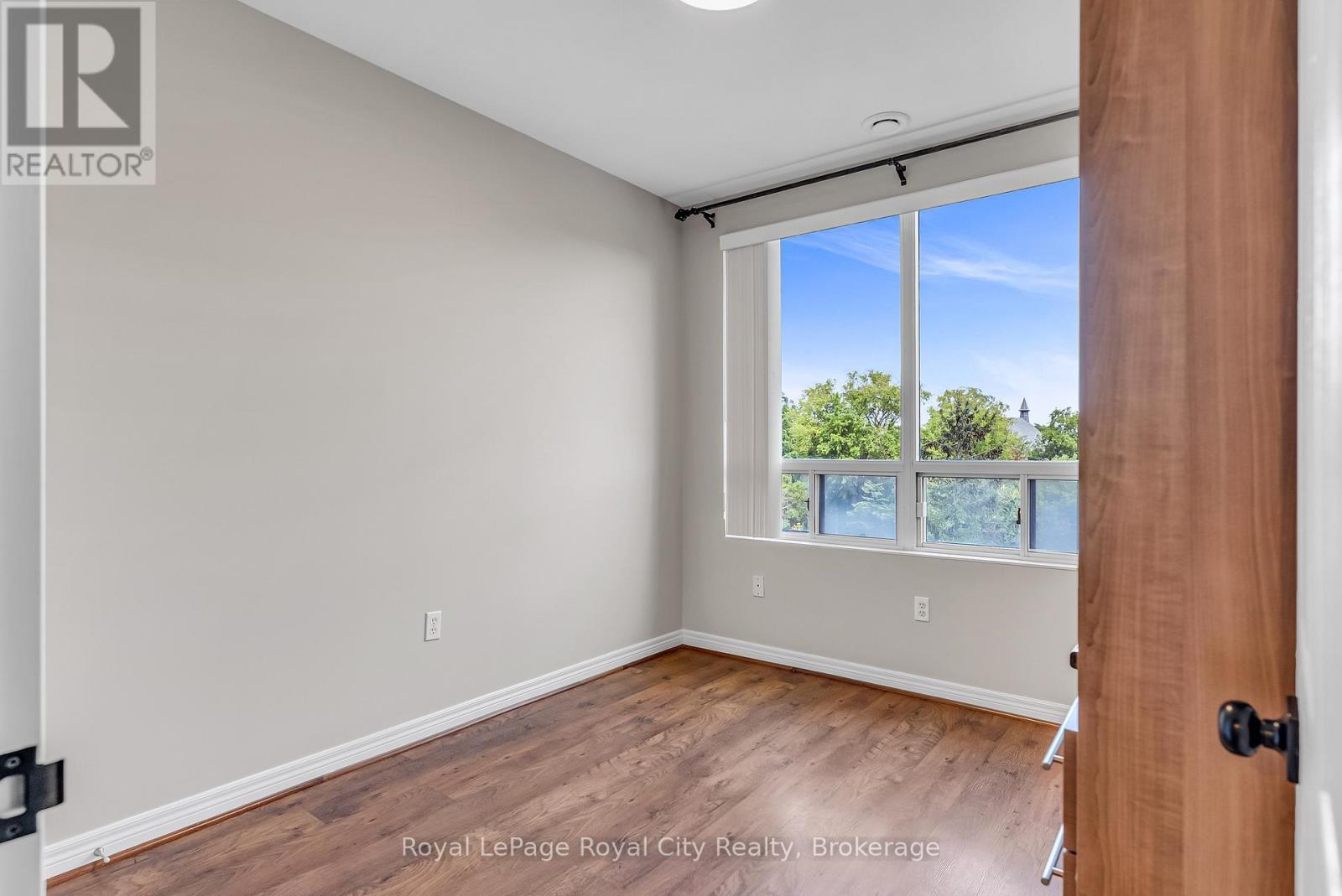 












301 - 60 WYNDHAM STREET S

,
Guelph (St. Patrick's Ward),




Ontario
N1E7H7

