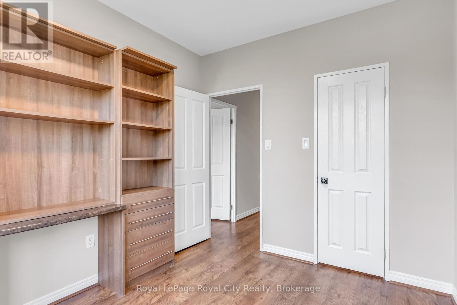 












301 - 60 WYNDHAM STREET S

,
Guelph (St. Patrick's Ward),




Ontario
N1E7H7

