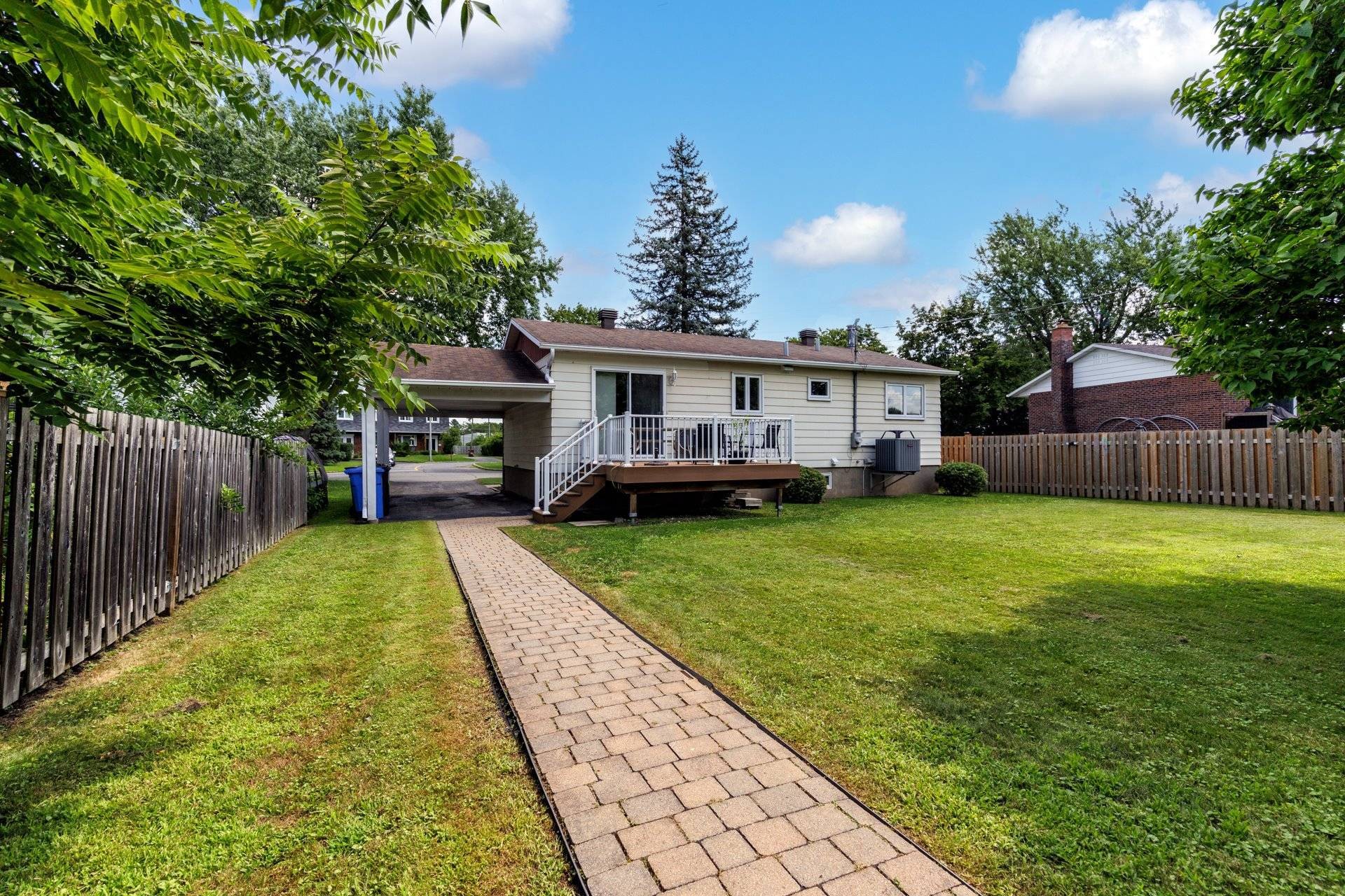 









325


Rue Laporte

,
Vaudreuil-Dorion,




QC
J7V6Z1

