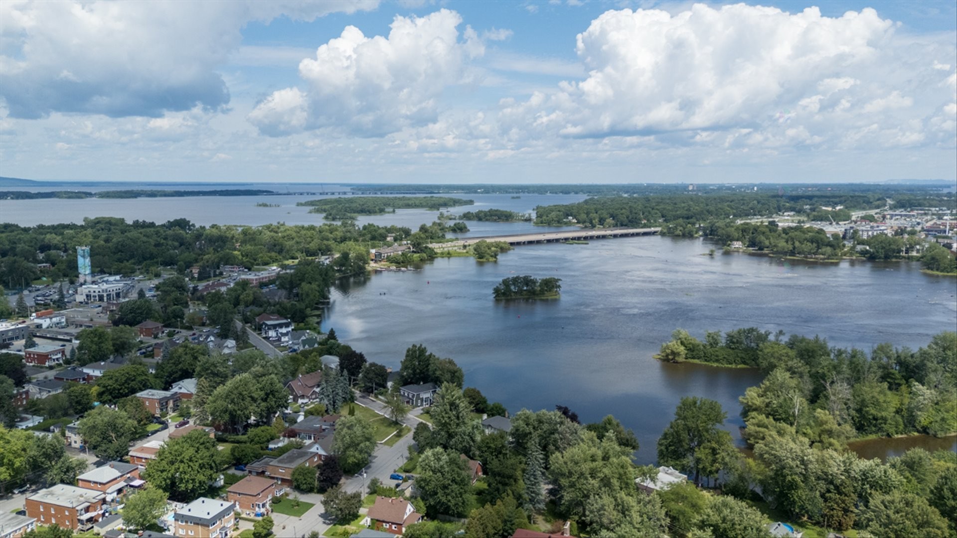 









325


Rue Laporte

,
Vaudreuil-Dorion,




QC
J7V6Z1

