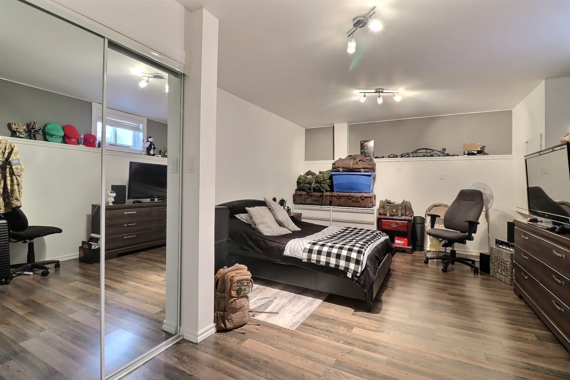 









3847

 - 3851


Rue St-Clément

,
Saguenay (Jonquière),




QC
G7X2S1

