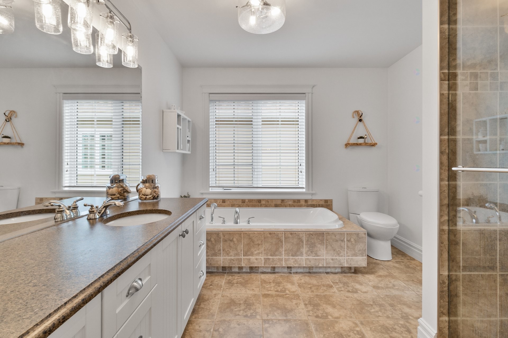 









621


18e Avenue

,
Magog,




QC
J1X7J1


