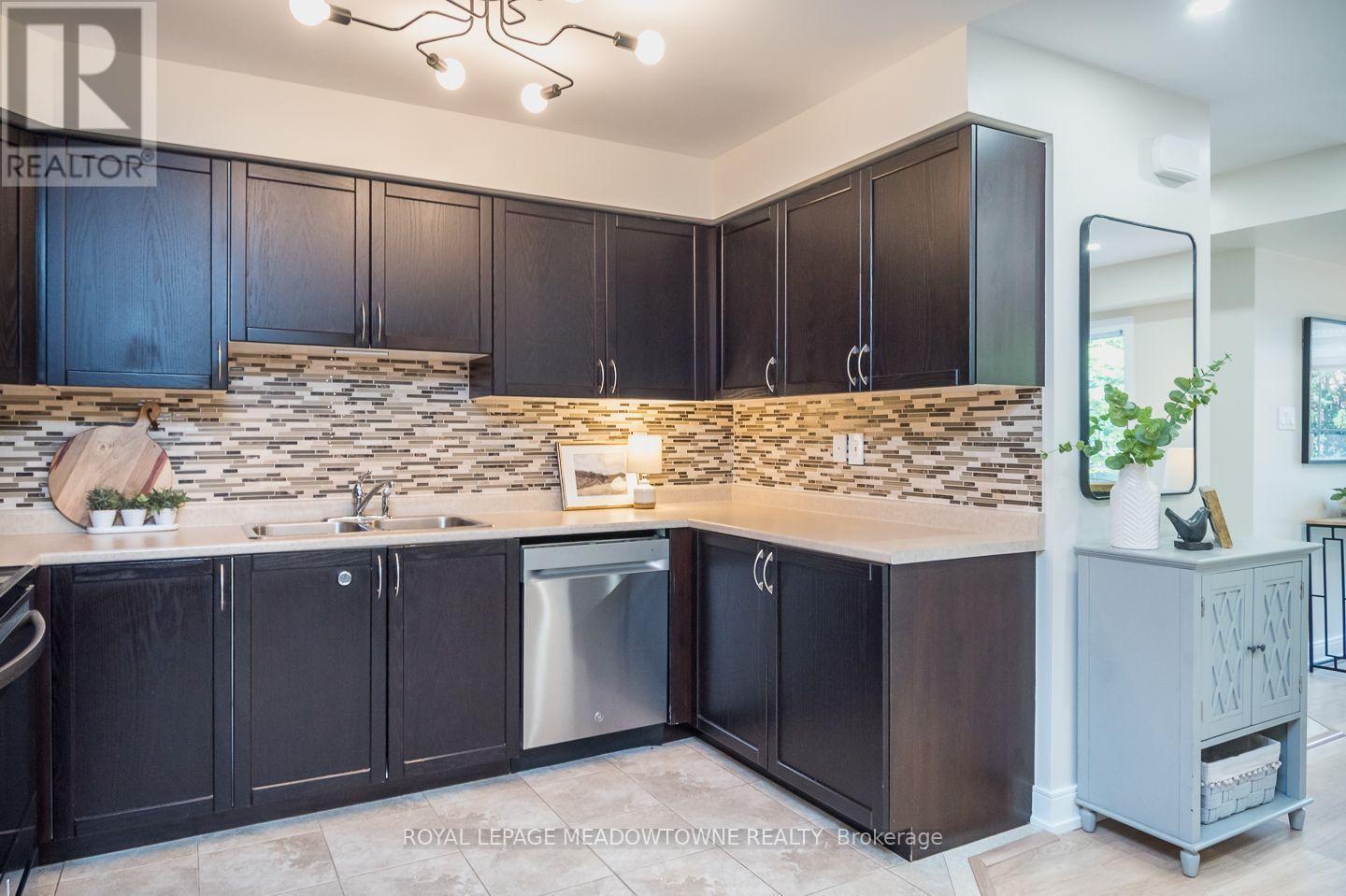 












15 - 2563 SIXTH LINE

,
Oakville,




Ontario
L6H0H7

