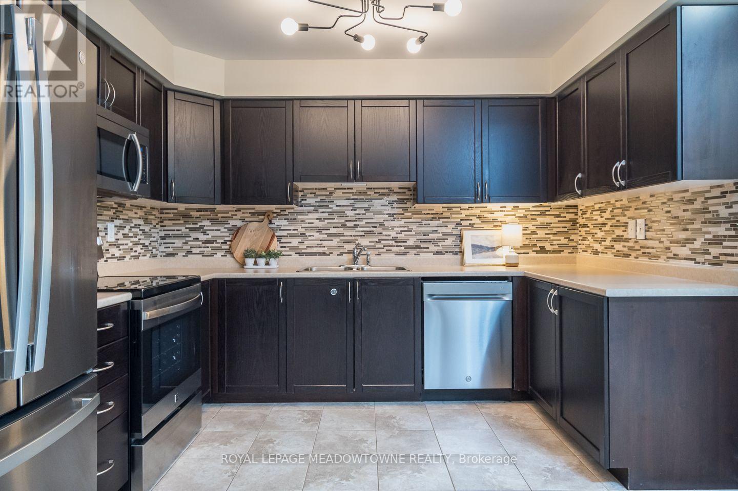 












15 - 2563 SIXTH LINE

,
Oakville,




Ontario
L6H0H7

