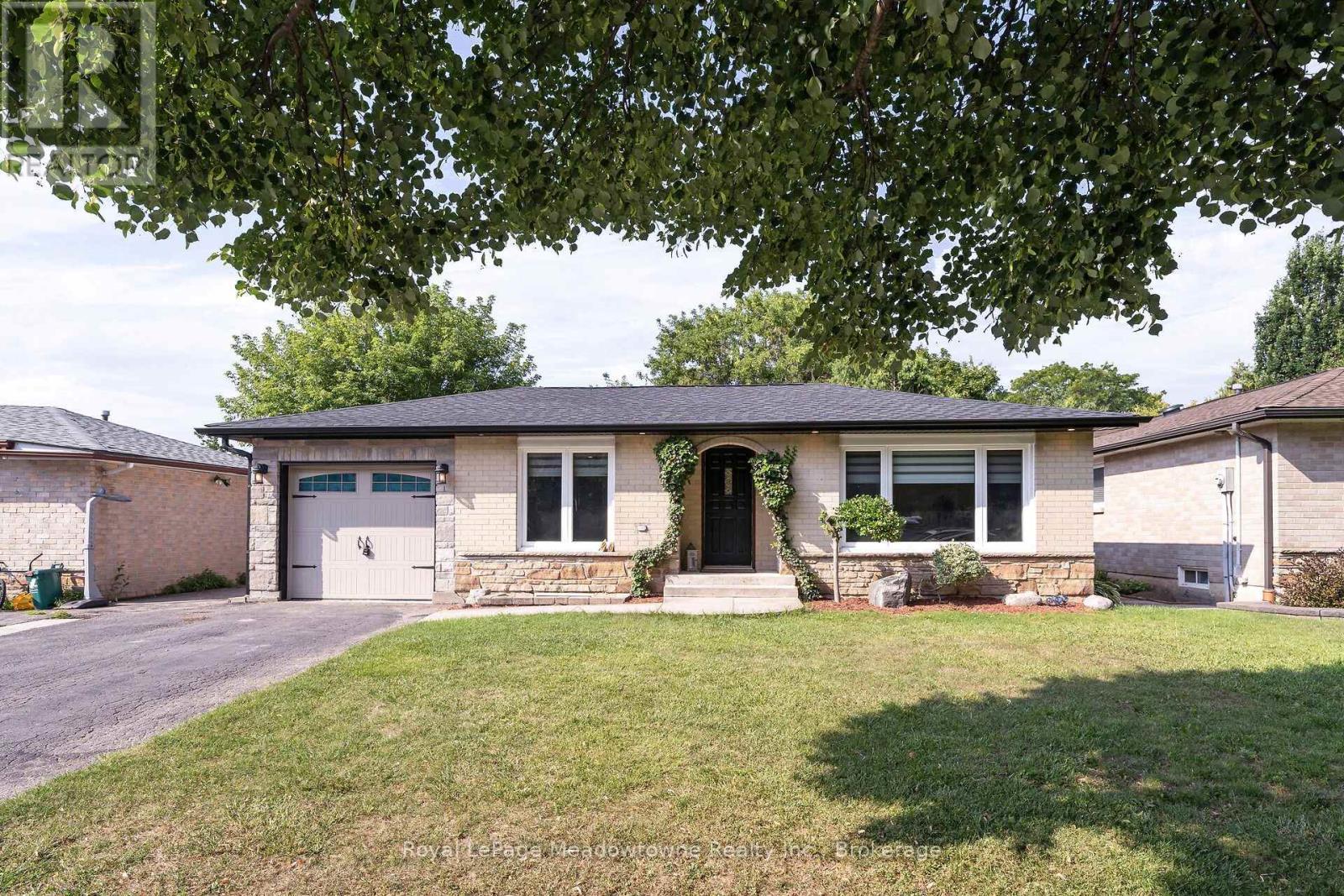 












96 MACDONALD CRESCENT

,
Milton (DP Dorset Park),




Ontario
L9T2Y8

