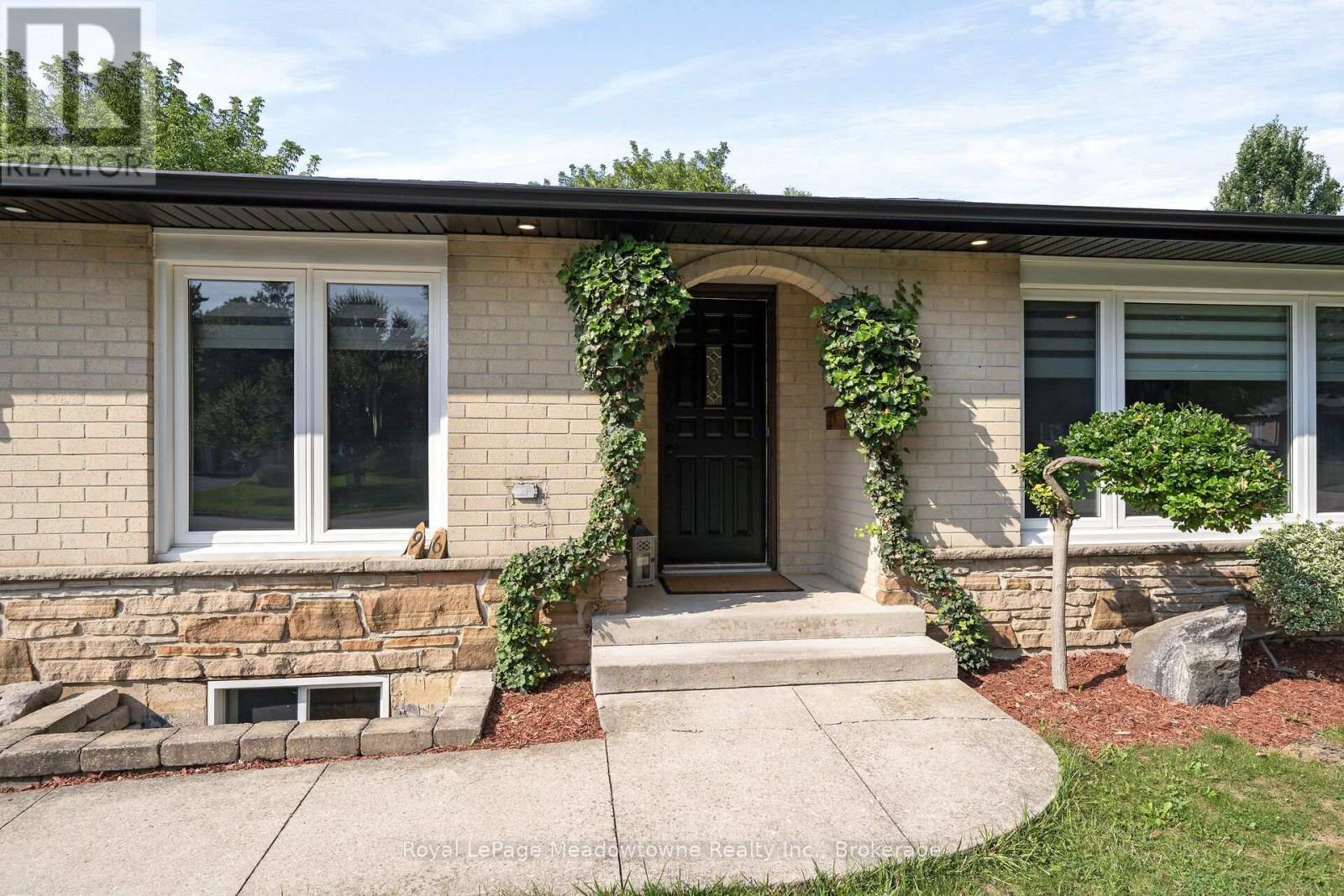 












96 MACDONALD CRESCENT

,
Milton (DP Dorset Park),




Ontario
L9T2Y8

