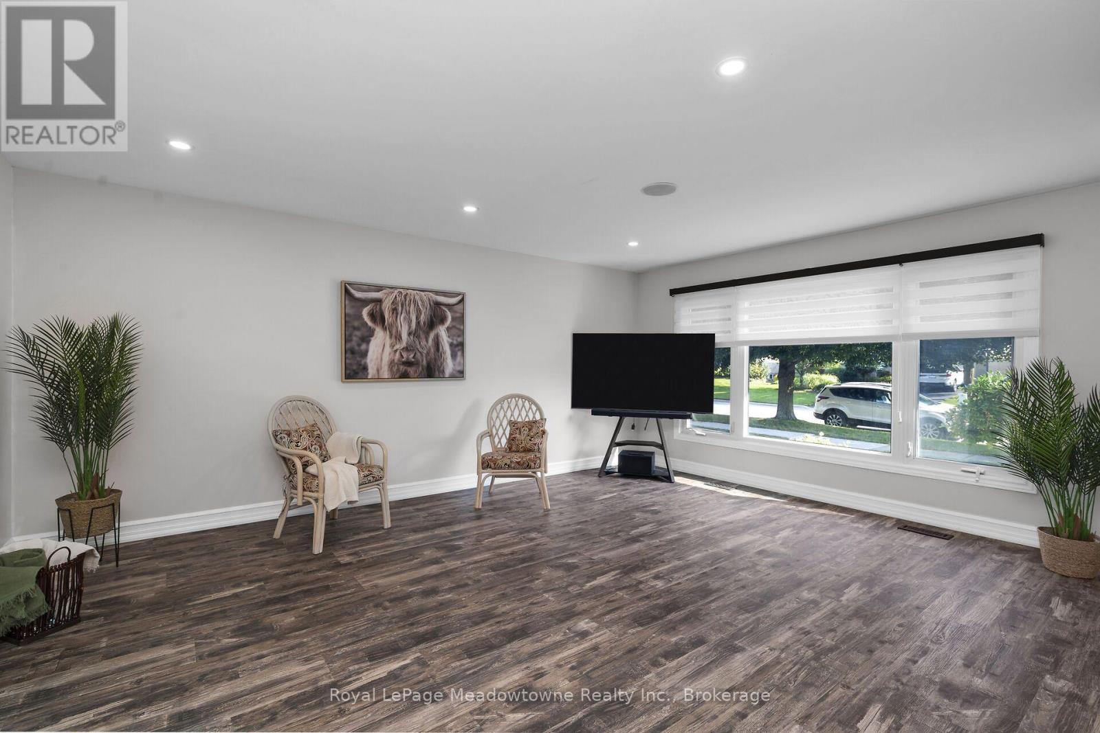 












96 MACDONALD CRESCENT

,
Milton (DP Dorset Park),




Ontario
L9T2Y8

