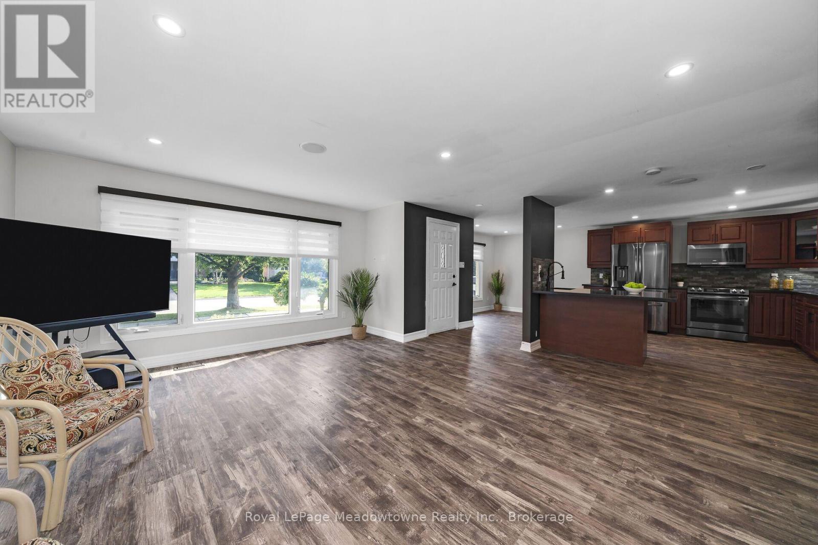 












96 MACDONALD CRESCENT

,
Milton (DP Dorset Park),




Ontario
L9T2Y8

