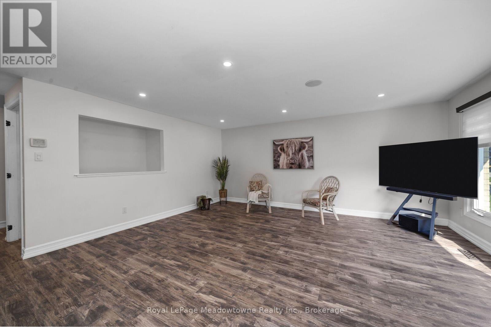 












96 MACDONALD CRESCENT

,
Milton (DP Dorset Park),




Ontario
L9T2Y8

