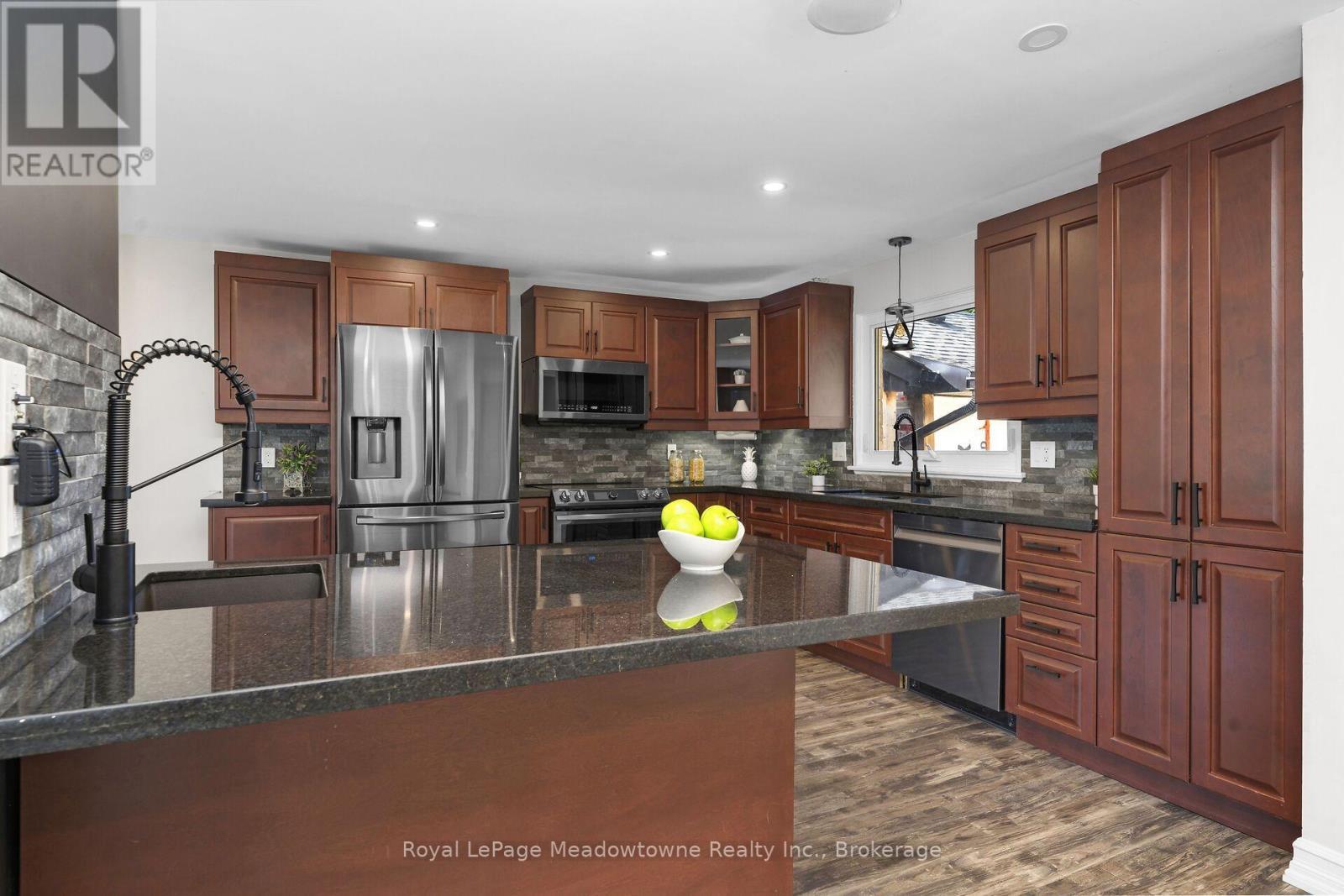 












96 MACDONALD CRESCENT

,
Milton (DP Dorset Park),




Ontario
L9T2Y8

