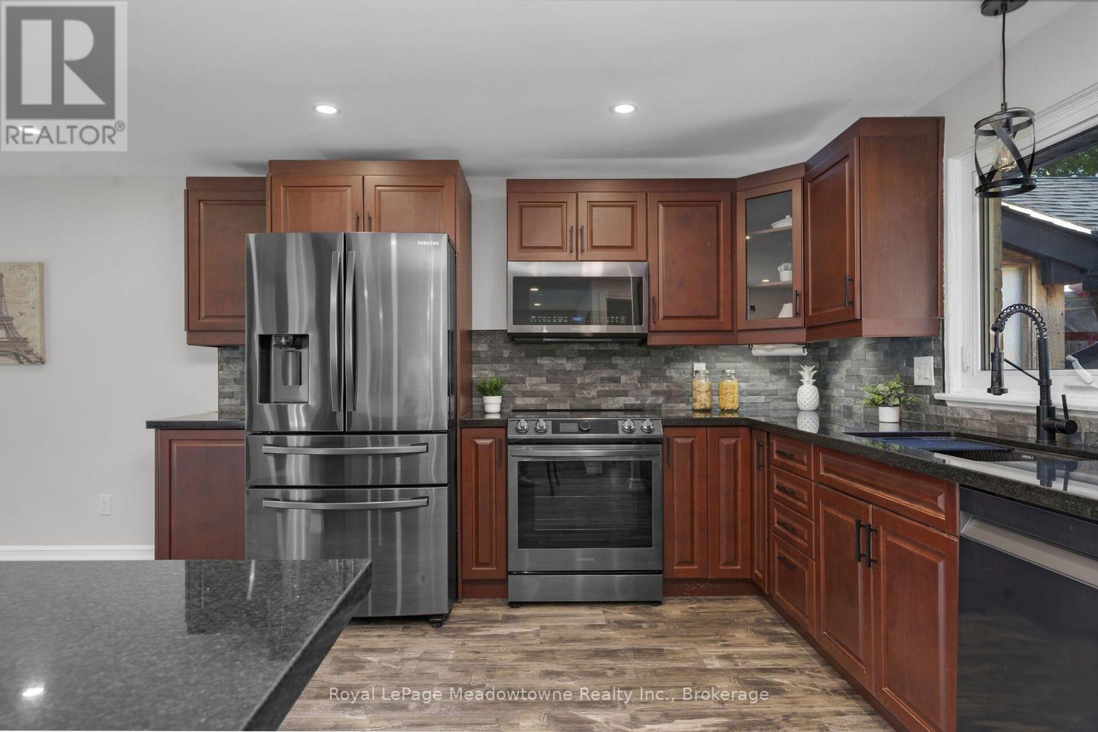 












96 MACDONALD CRESCENT

,
Milton (DP Dorset Park),




Ontario
L9T2Y8

