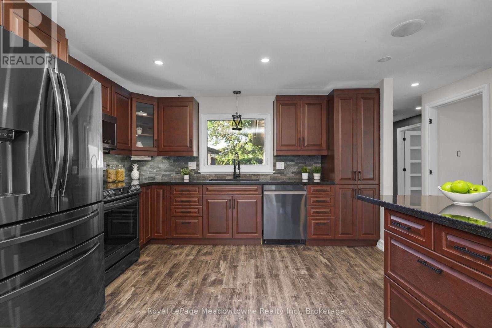 












96 MACDONALD CRESCENT

,
Milton (DP Dorset Park),




Ontario
L9T2Y8

