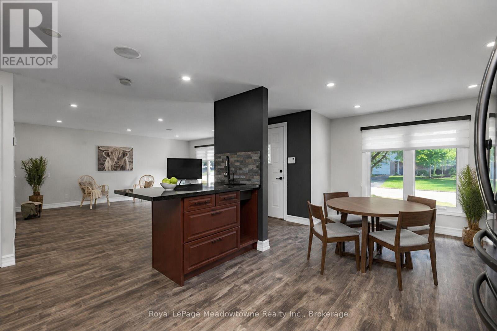 












96 MACDONALD CRESCENT

,
Milton (DP Dorset Park),




Ontario
L9T2Y8

