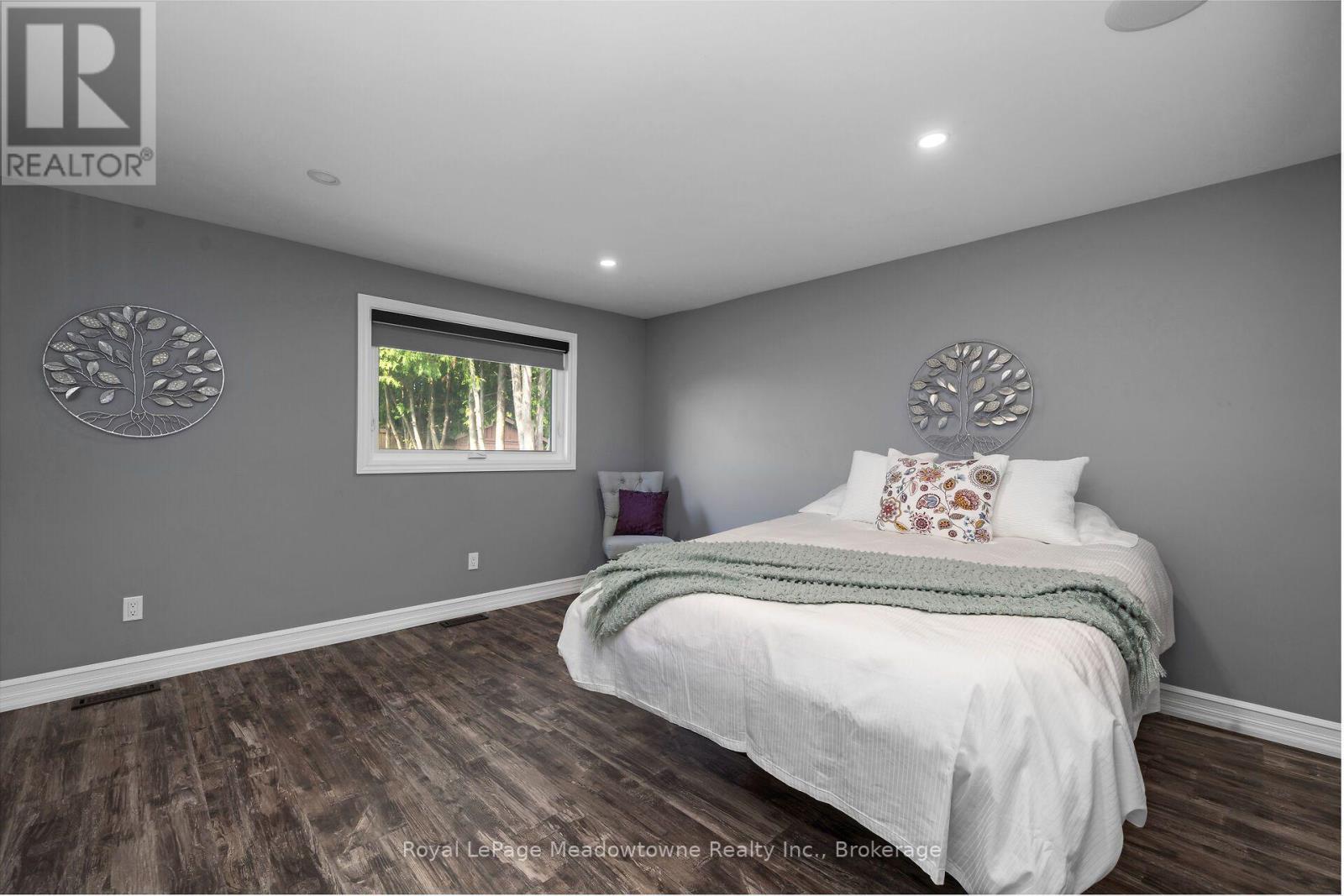 












96 MACDONALD CRESCENT

,
Milton (DP Dorset Park),




Ontario
L9T2Y8


