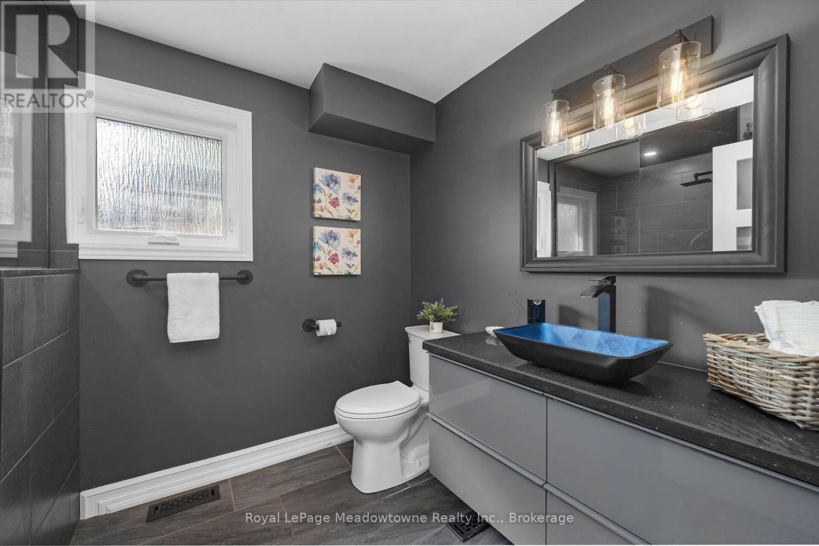 












96 MACDONALD CRESCENT

,
Milton (DP Dorset Park),




Ontario
L9T2Y8

