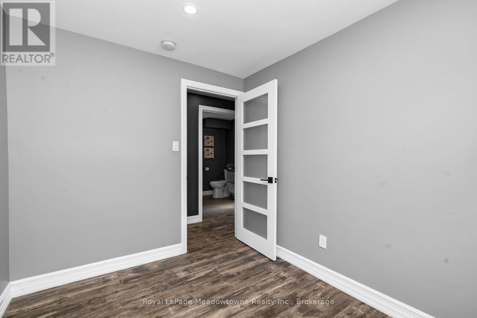 












96 MACDONALD CRESCENT

,
Milton (DP Dorset Park),




Ontario
L9T2Y8

