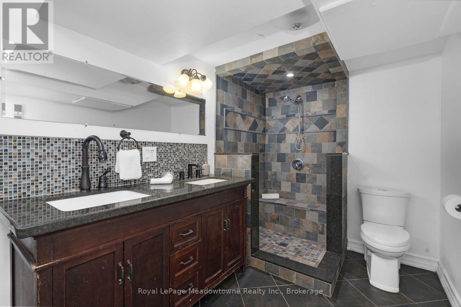 












96 MACDONALD CRESCENT

,
Milton (DP Dorset Park),




Ontario
L9T2Y8

