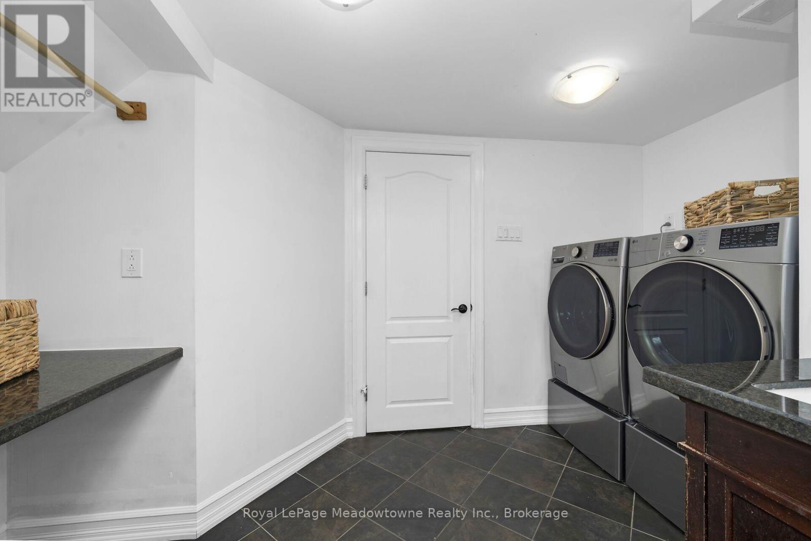 












96 MACDONALD CRESCENT

,
Milton (DP Dorset Park),




Ontario
L9T2Y8

