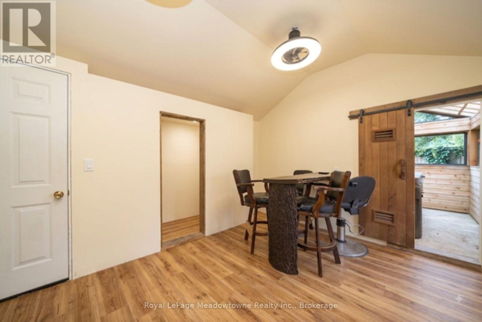 












96 MACDONALD CRESCENT

,
Milton (DP Dorset Park),




Ontario
L9T2Y8

