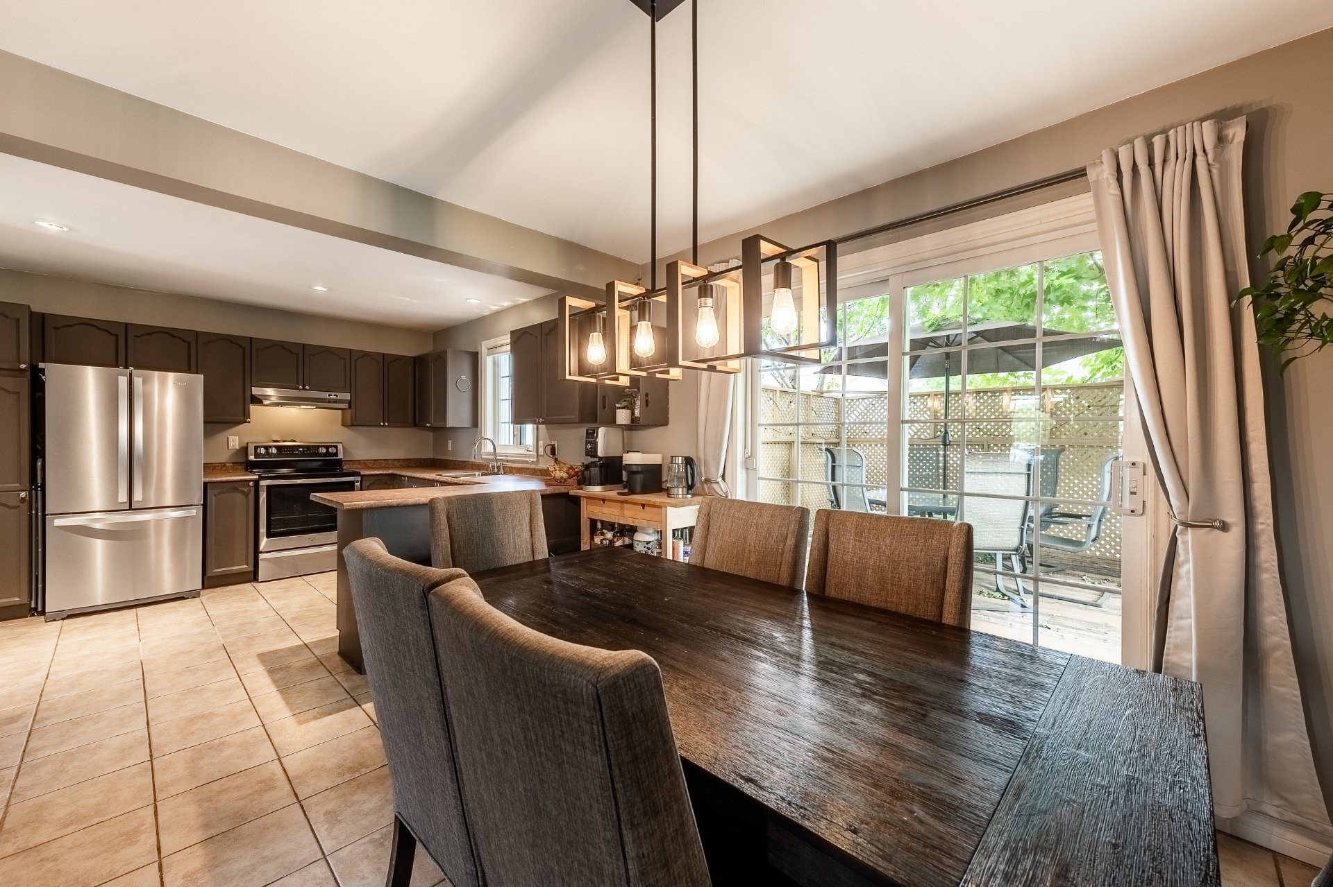 









3757


Rue Lévesque

,
Longueuil (Saint-Hubert),




QC
J3Y8C9

