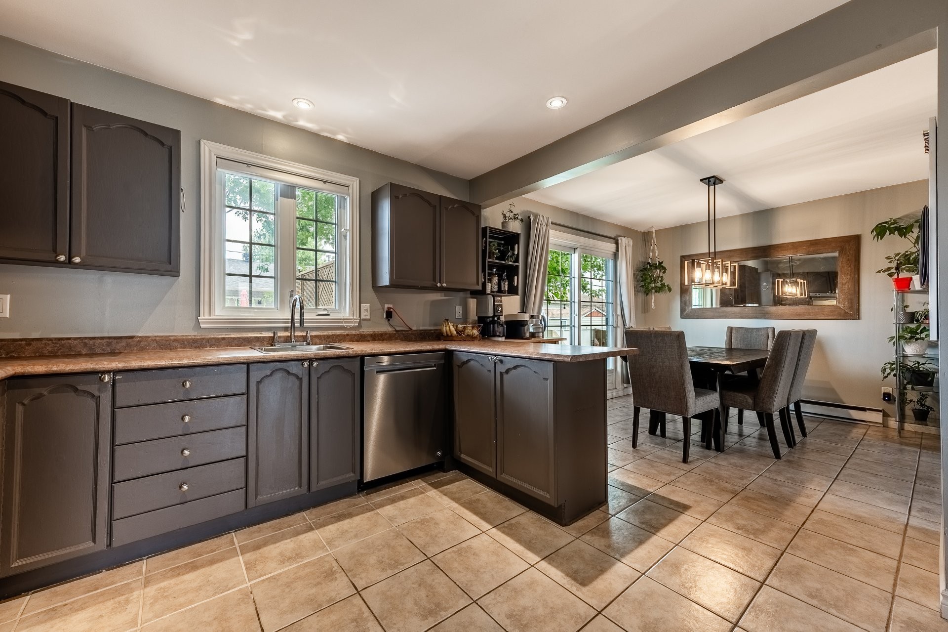 









3757


Rue Lévesque

,
Longueuil (Saint-Hubert),




QC
J3Y8C9

