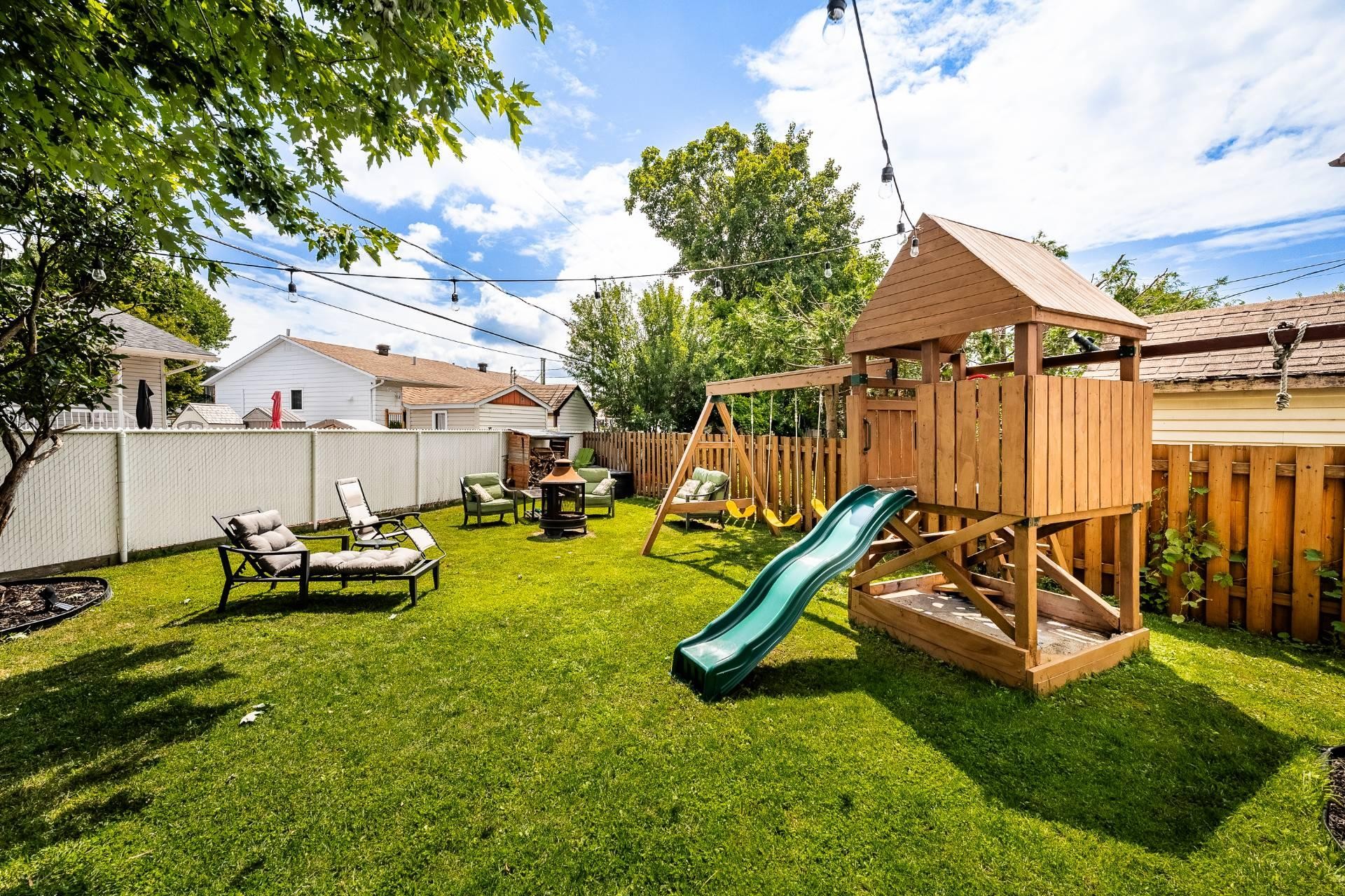 









3757


Rue Lévesque

,
Longueuil (Saint-Hubert),




QC
J3Y8C9

