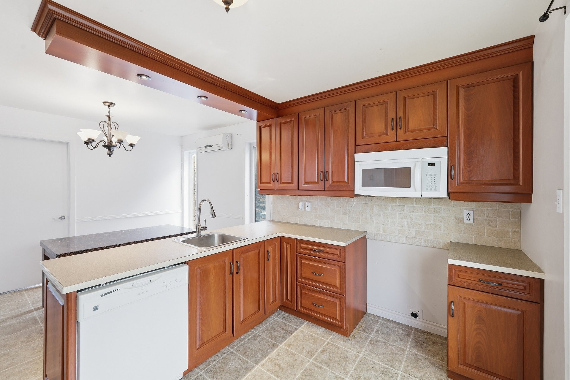 









3665


Rue Perras

,
Longueuil (Saint-Hubert),




QC
J3Y8L6

