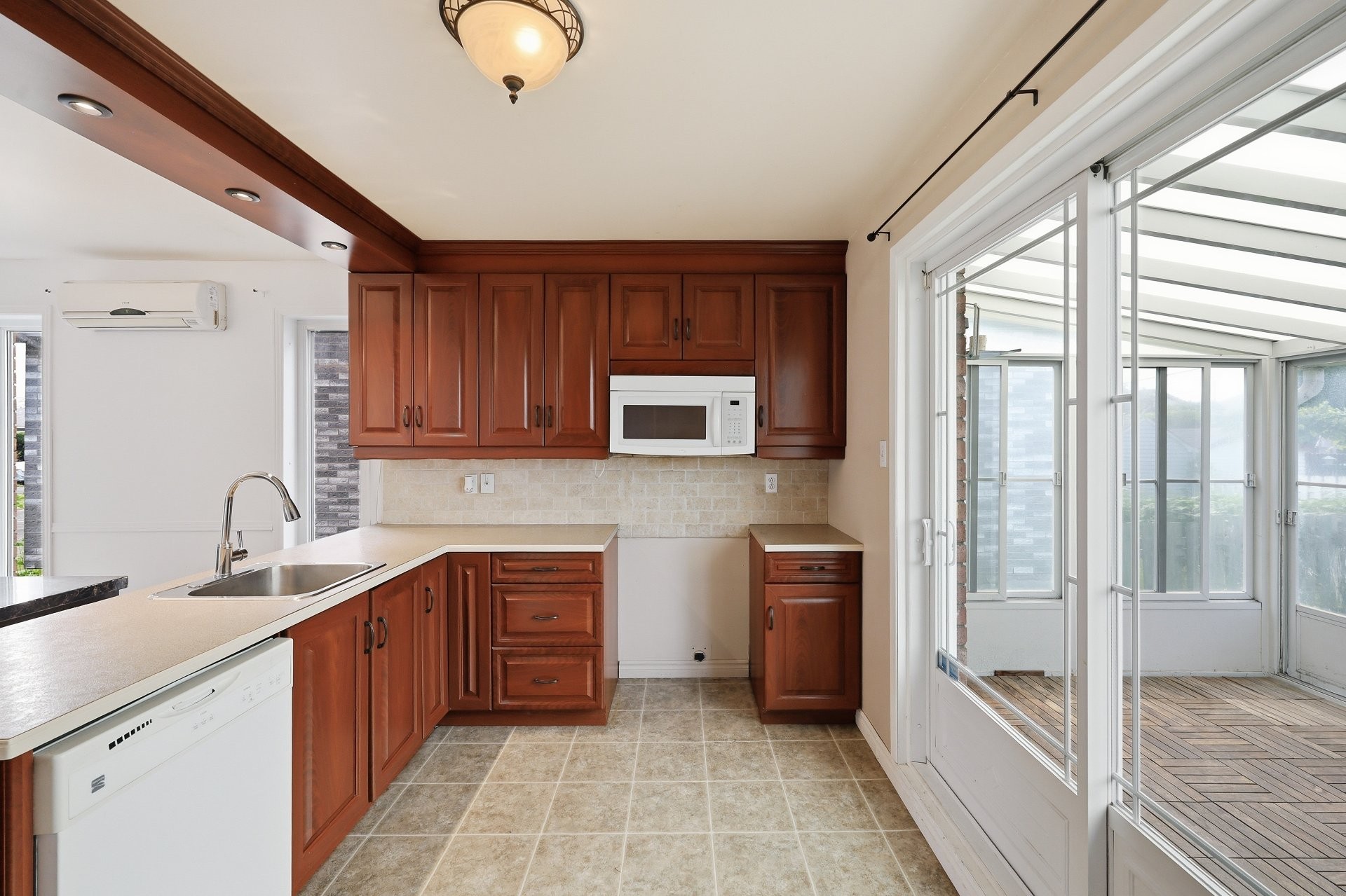 









3665


Rue Perras

,
Longueuil (Saint-Hubert),




QC
J3Y8L6

